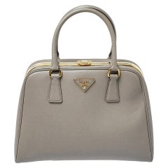 Prada - Sac à main en cuir gris Saffiano Lux avec cadre pyramidal