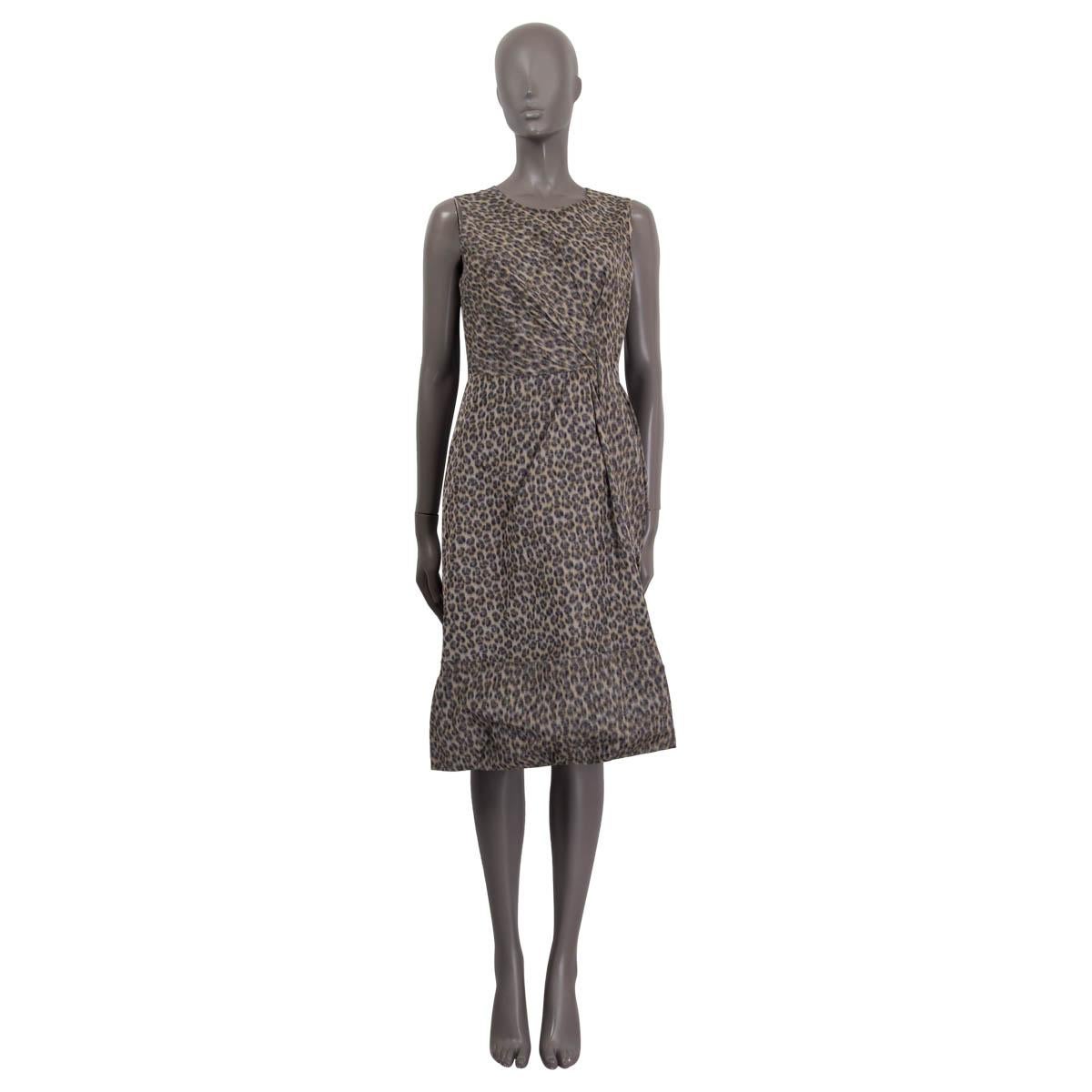 100% authentic Prada pleated sleeveless dress in gray and black polyester (62%) and silk (38%). Opens with a black band on the back and a concealed zipper and a hook on the side. Lined in beige silk and polyester (assumed cause tag is missing). Has