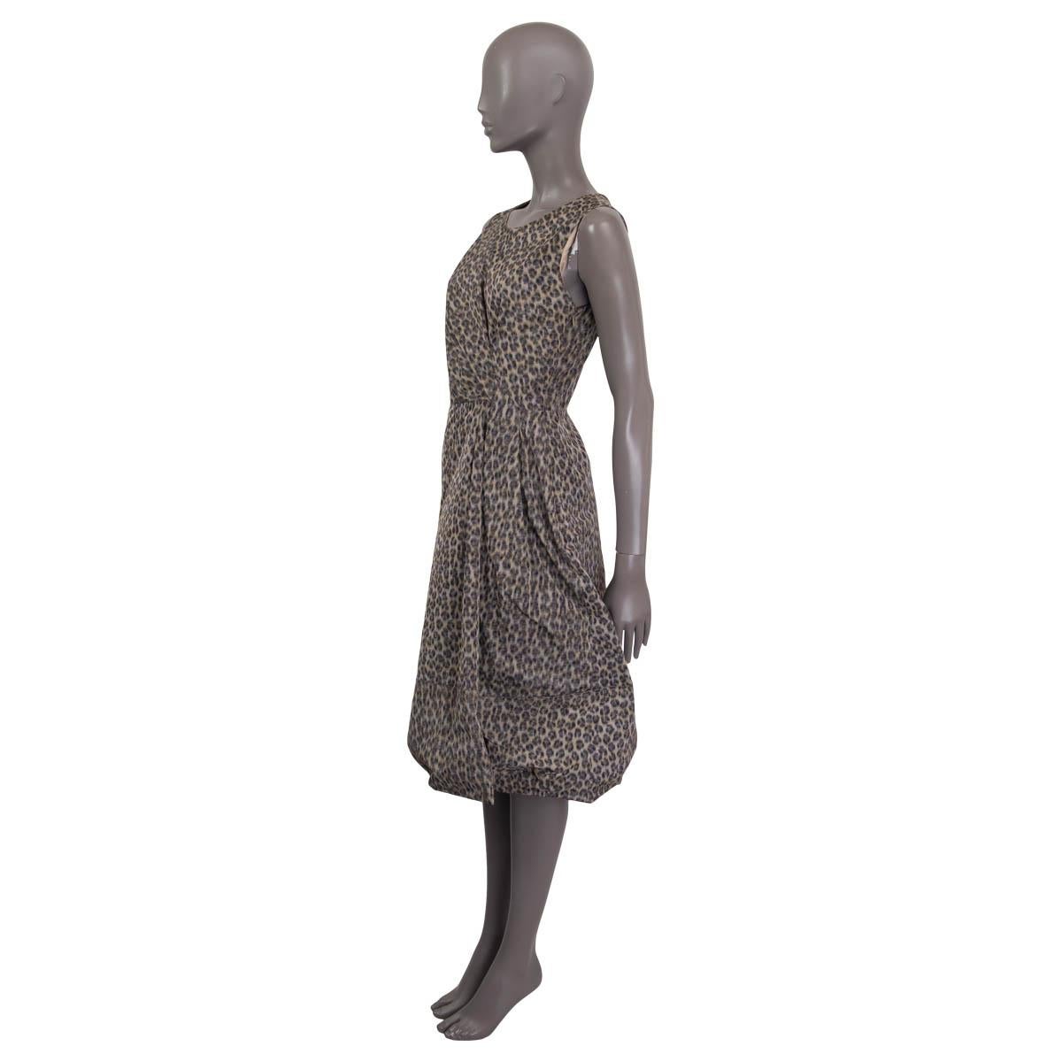 PRADA grey silk blend LEOPARD PLEATED Sleeveless Dress 42 M In Excellent Condition For Sale In Zürich, CH