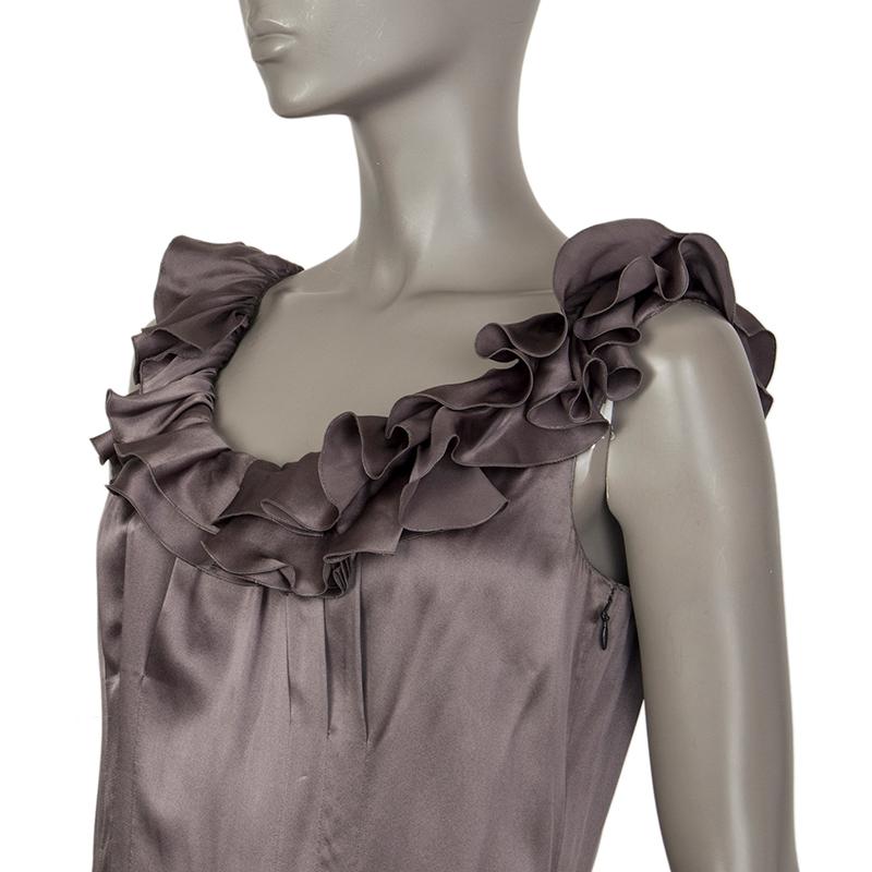 Prada satin dress in grey silk (100%) with ruffled off-the-shoulder sleeves and gathering at the waist. Closes with a  concealed zipper and a hook on the left side. Unlined. Has been worn and is in excellent condition.

Tag Size 42
Size M
Shoulder