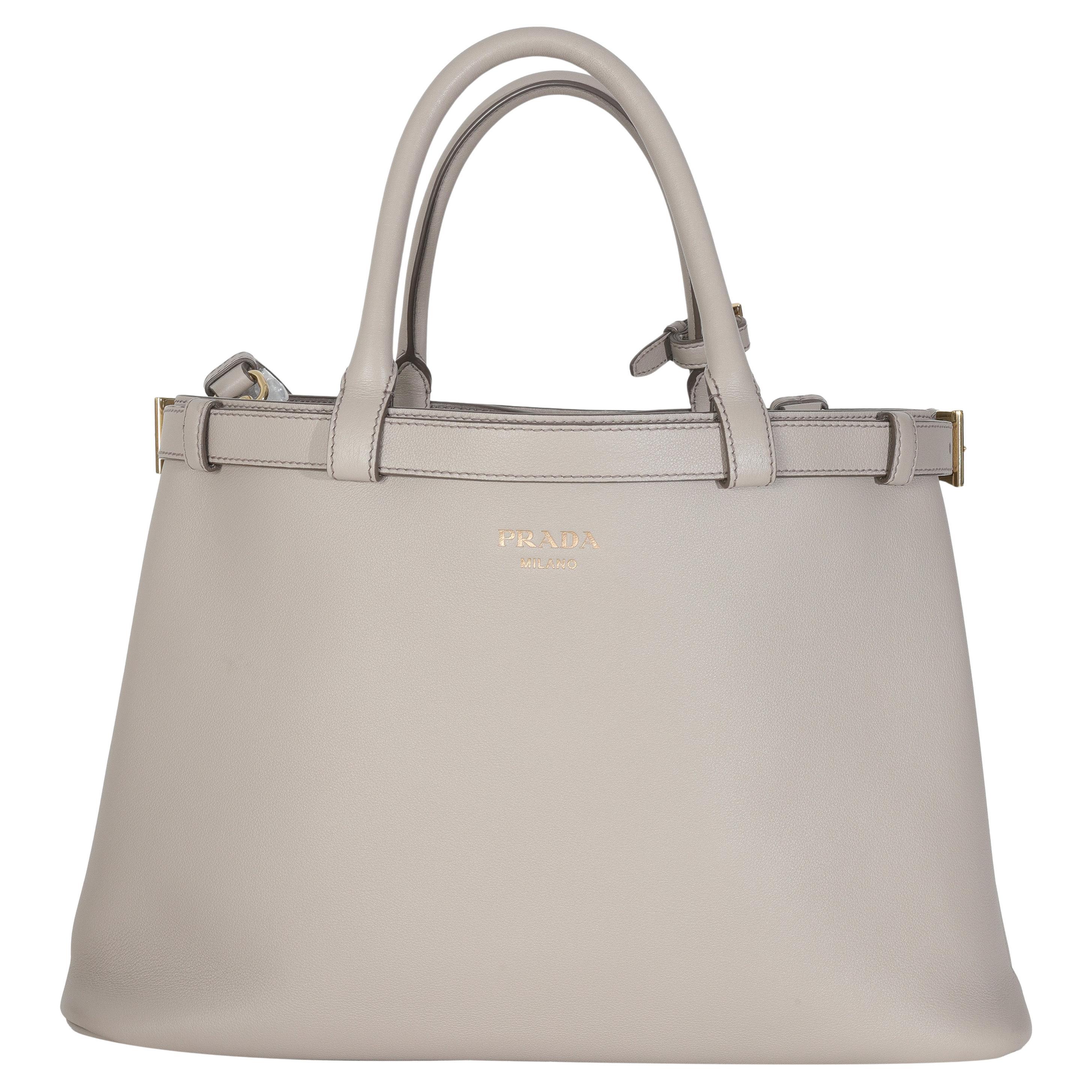 Prada - Sac à boucles moyen Vitello en cuir de veau souple grainé - Gris