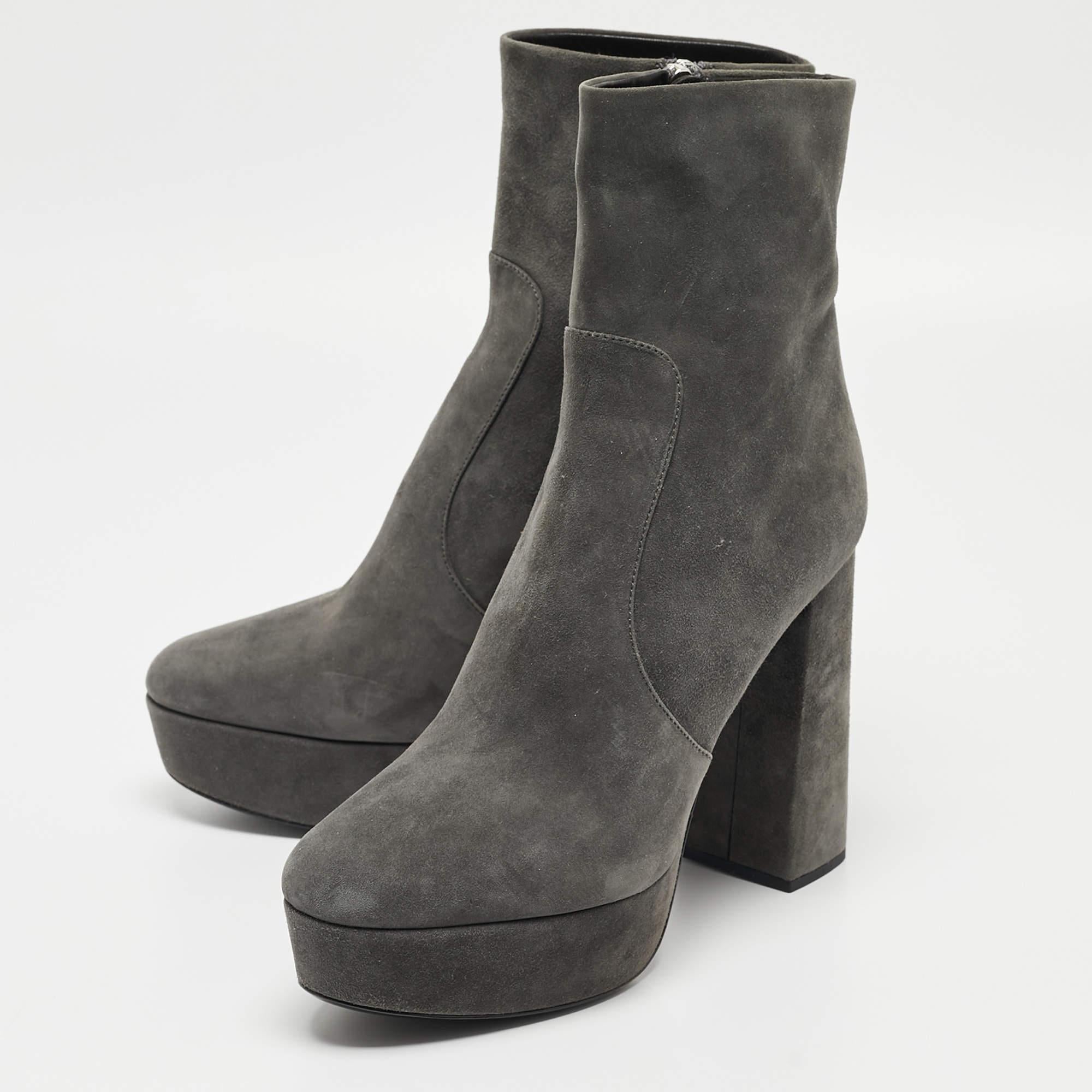 Give your outfit a luxe update with this pair of Prada ankle boots. The shoes are sewn perfectly to help you make a statement in them for a long time.

