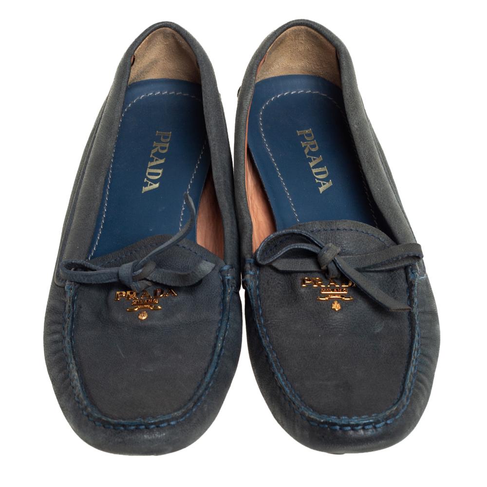 Add sophistication to your ensemble by slipping into this pair of loafers from Prada. Made from suede in a grey hue, they feature a gold-tone brand label and a bow accent on the uppers. Soft and plush, these shoes are sure to bring you comfort.

