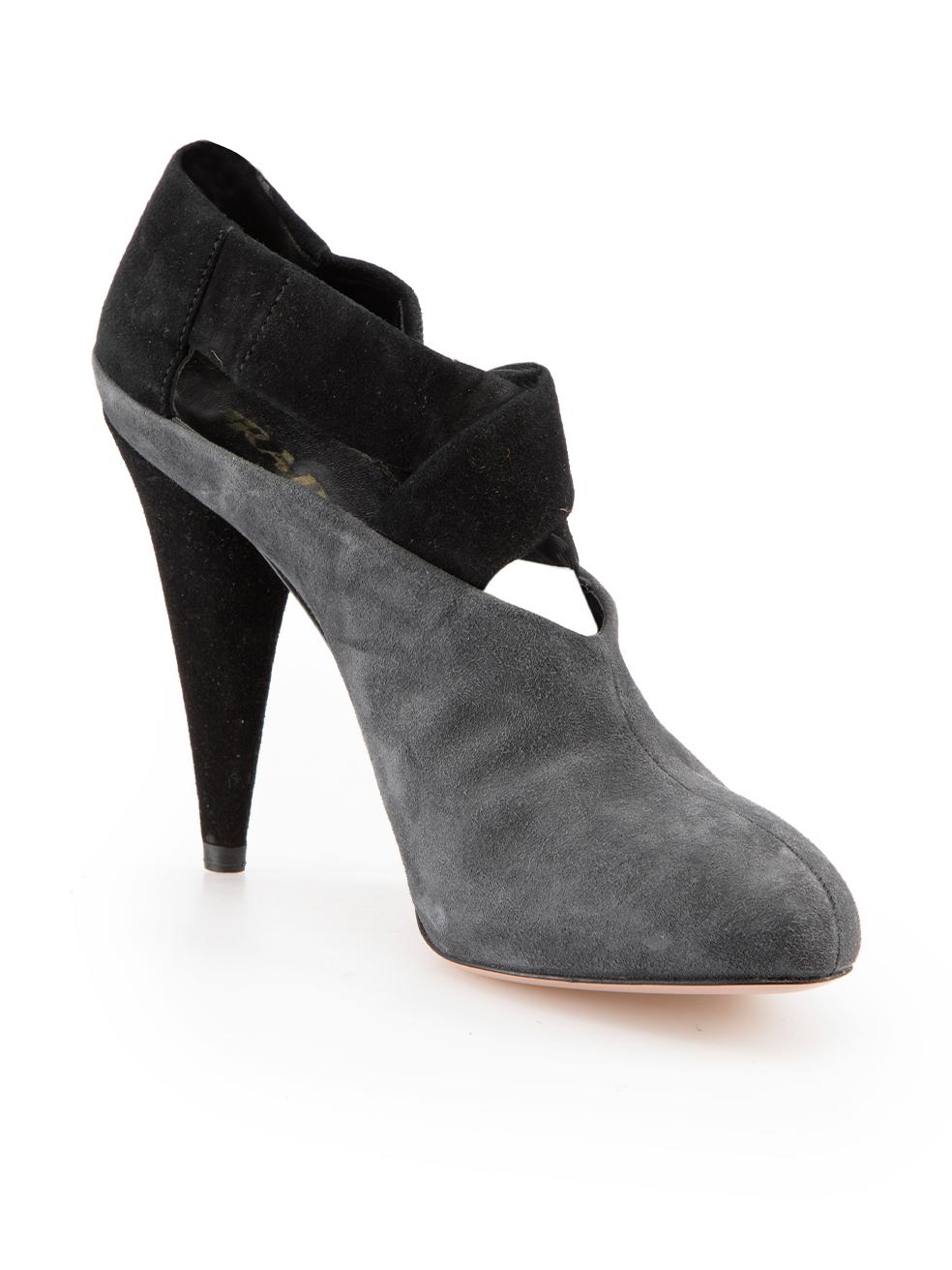CONDITION is Very good. Minimal wear to shoes is evident. Minimal wear to both sides and the right heel with light marks to the suede on this used Prada designer resale item.
 
Details
Grey
Suede
Ankle boots
High heeled
Almond toe
Black suede strap