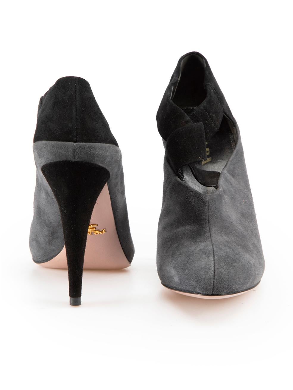 Noir Prada - Bottines à talons en daim gris - Taille IT 35 en vente
