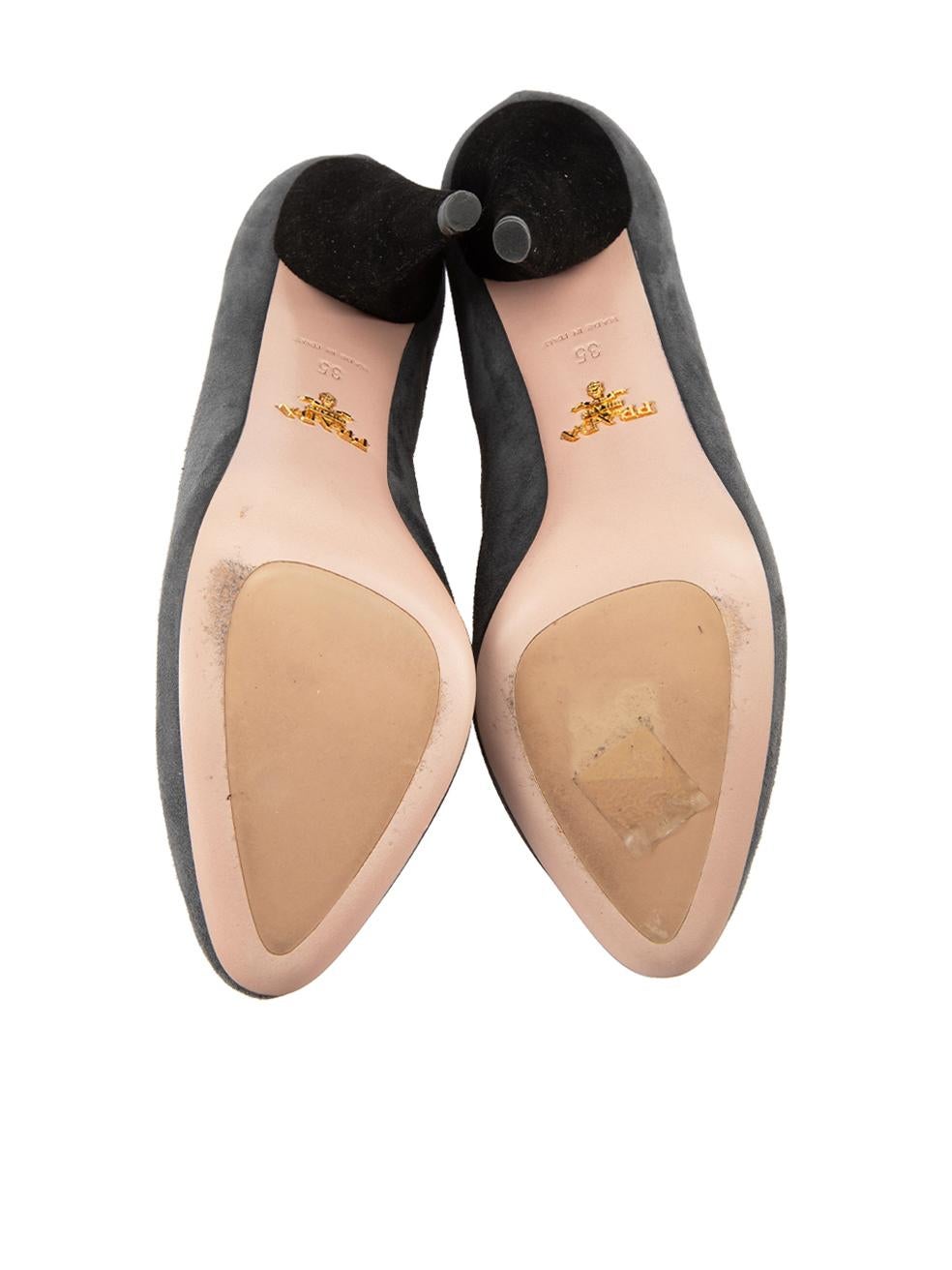 Prada - Bottines à talons en daim gris - Taille IT 35 Bon état - En vente à London, GB