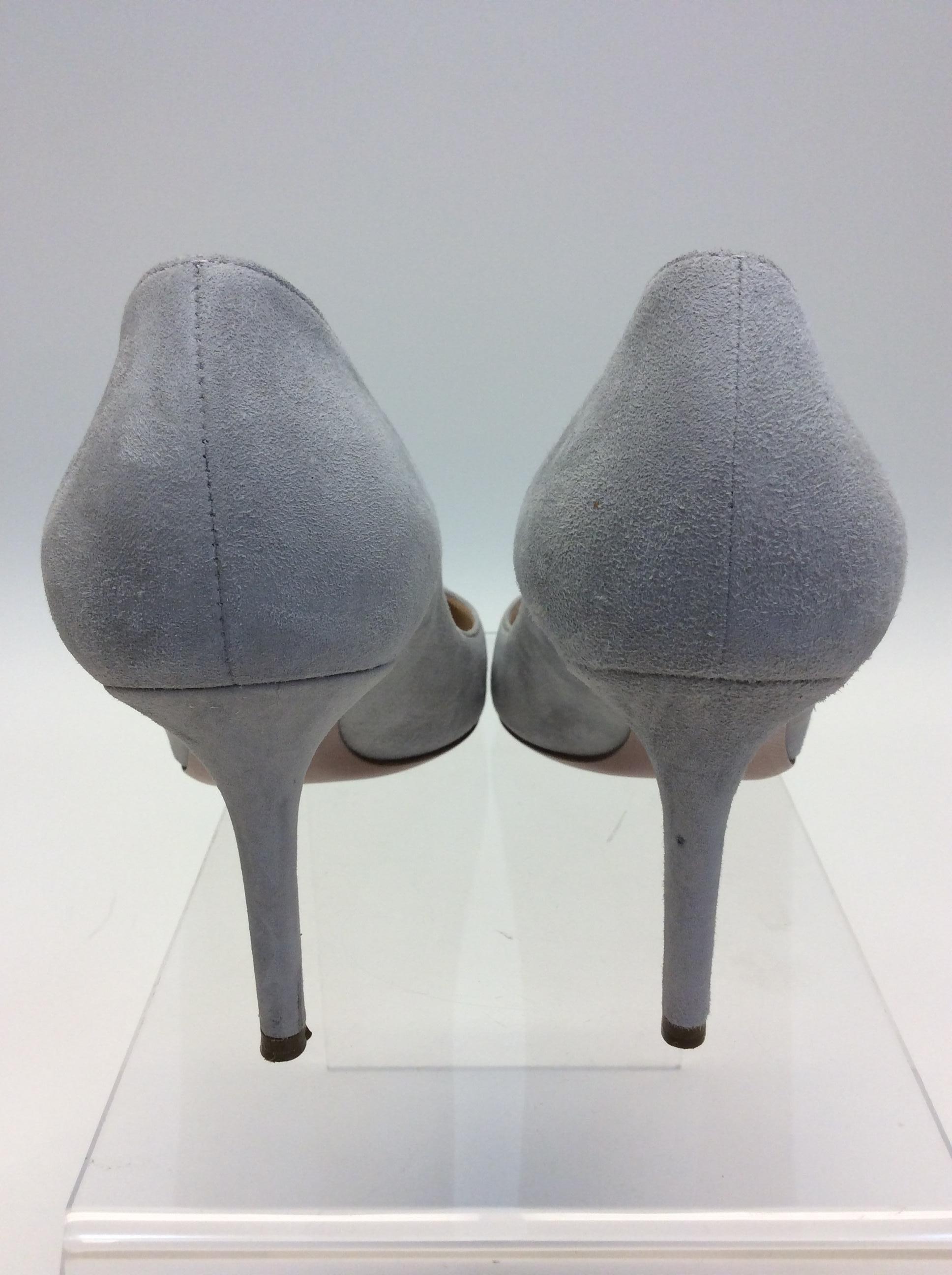 Prada Grey Suede Pump  In Excellent Condition For Sale In Narberth, PA