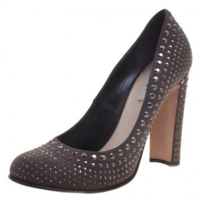 Optez pour la classe avec ces escarpins de Prada. Confectionnées en daim gris, elles sont recouvertes de jolis clous. Elles présentent également un bout rond, un talon bloc et un intérieur doublé de cuir avec le label de la marque. Les escarpins