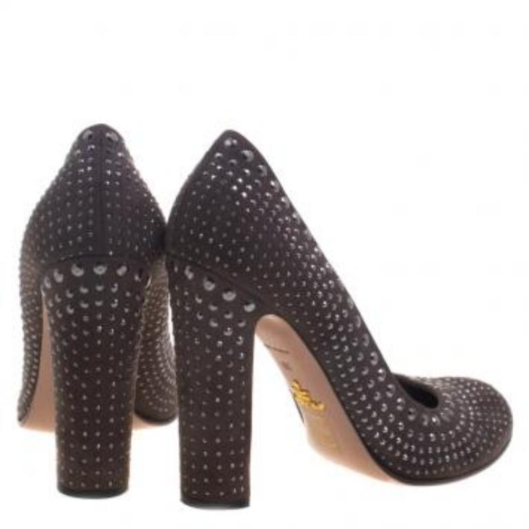 Escarpins cloutés Prada gris taille 39 Bon état - En vente à Dubai, Al Qouz 2