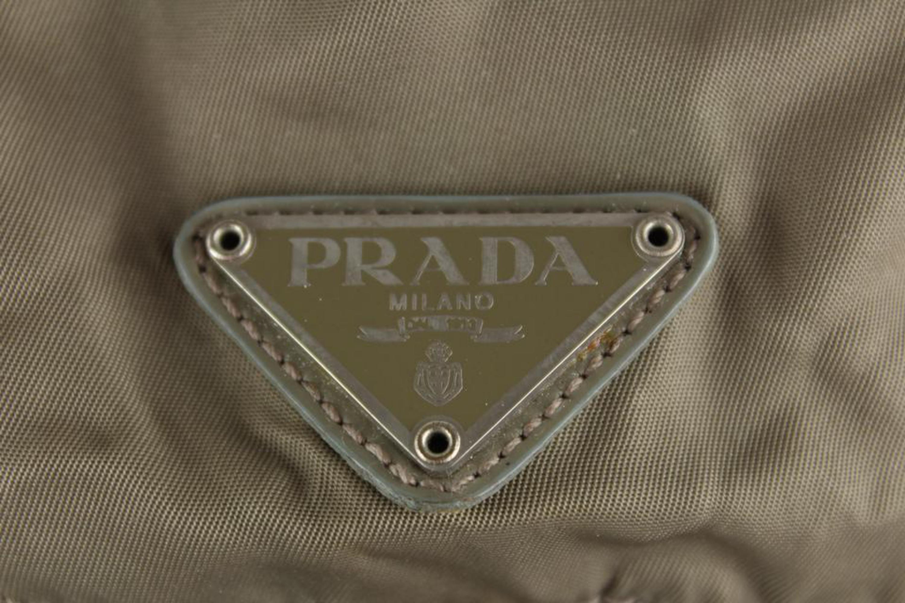 Sac à dos Prada à deux poches en nylon gris Tessuto 1P826 en vente 2