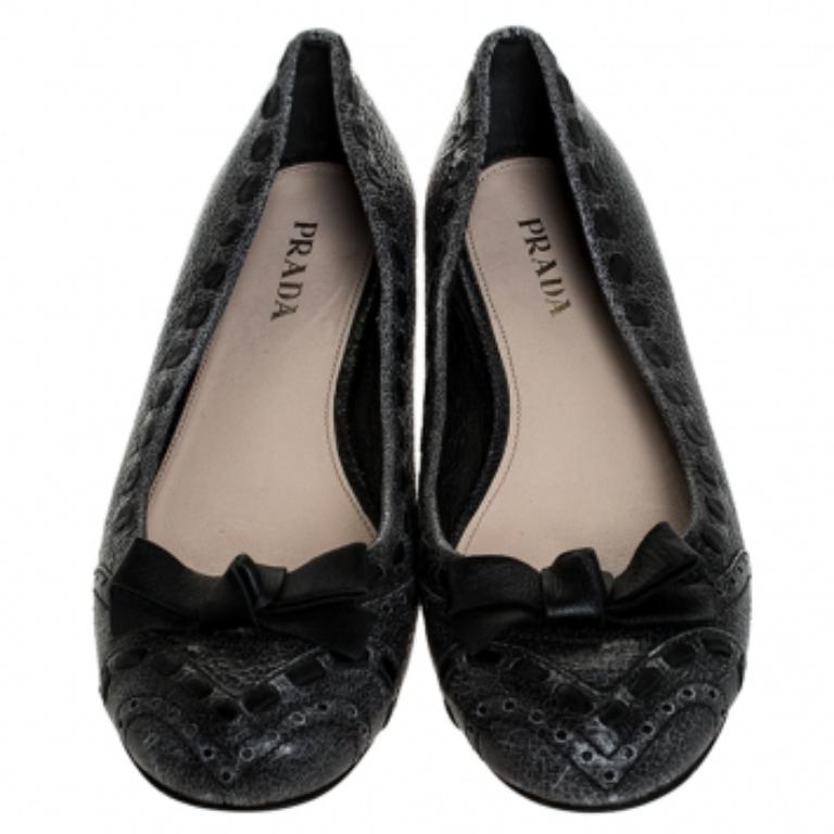 Noir Ballerines en cuir texturé gris avec nœud Taille 39.5 en vente