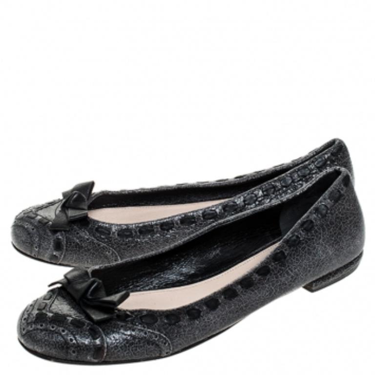 Ballerines en cuir texturé gris avec nœud Taille 39.5 en vente 1
