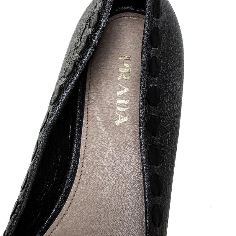 Prada Grey Textured Leather Bow Ballet Flats Size 39.5 In Good Condition For Sale In Dubai, Al Qouz 2
