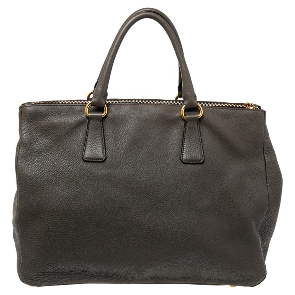 Prada liefert eine raffinierte und schicke Tote aus Vitello Daino Leder. Diese Tasche mit doppeltem Reißverschluss ist geräumig und mit Nylon gefüttert, um Ihre Sachen für den täglichen Weg zur Arbeit oder auf Reisen sorgfältig zu verstauen. Die
