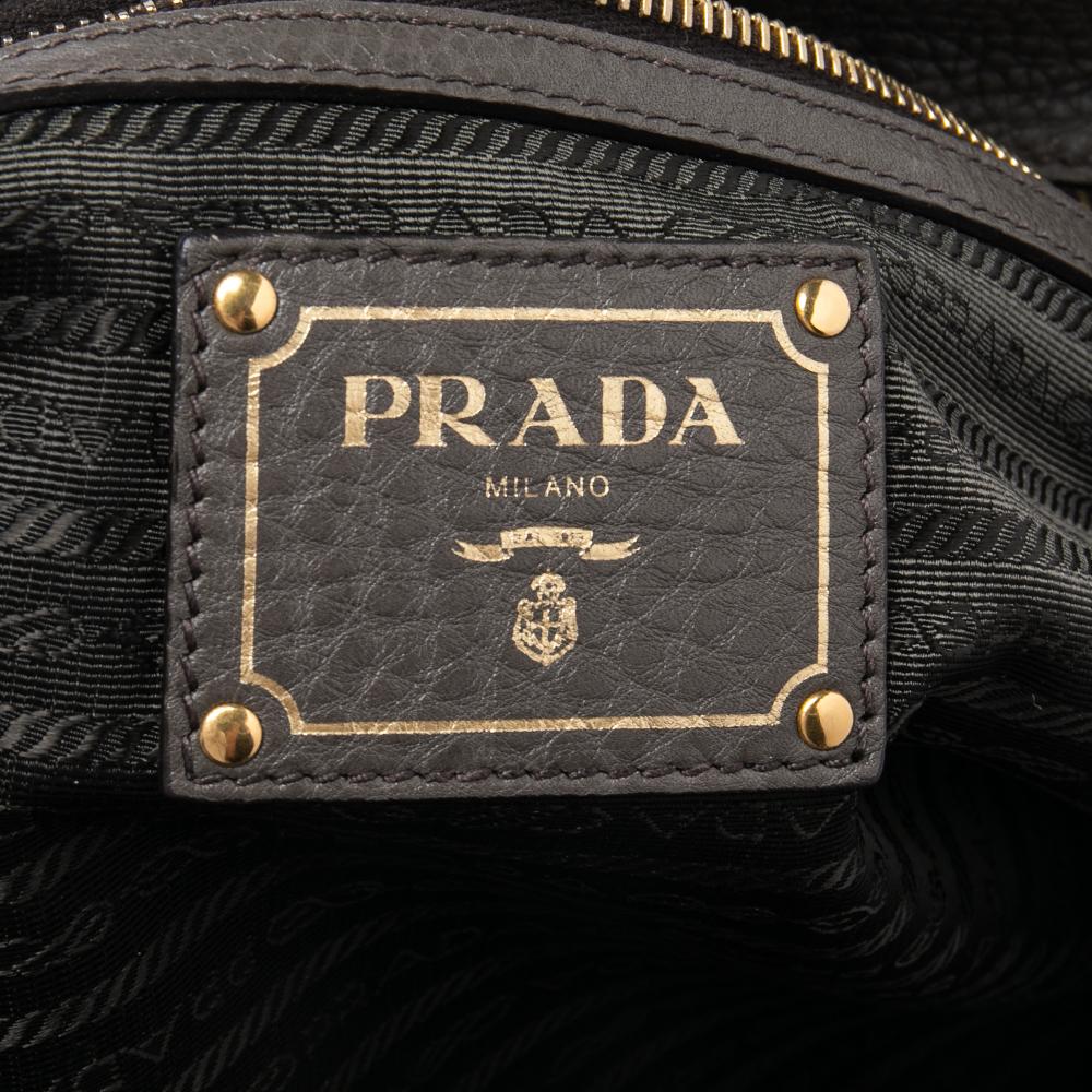 Prada Vitello Daino Graue Shopper-Tasche aus Leder mit doppeltem Reißverschluss im Zustand „Gut“ in Dubai, Al Qouz 2