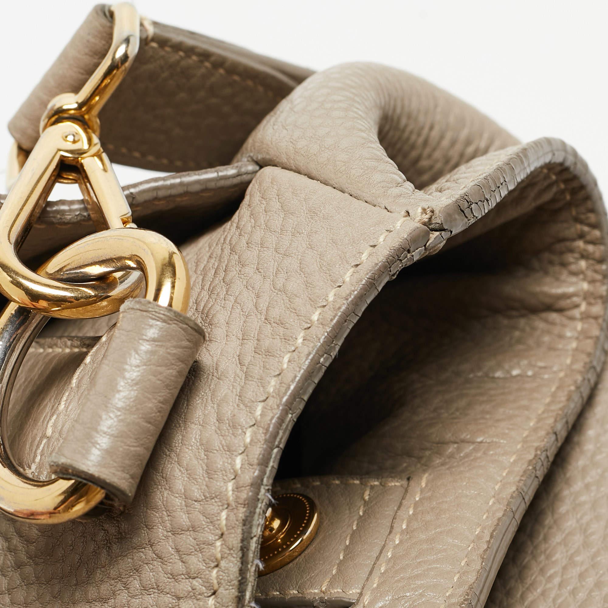 Prada Grey Vitello Daino Leather Side Pocket Zip Hobo In Fair Condition For Sale In Dubai, Al Qouz 2