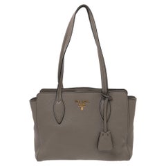 Sac fourre-tout Prada en cuir Vitello Daino gris