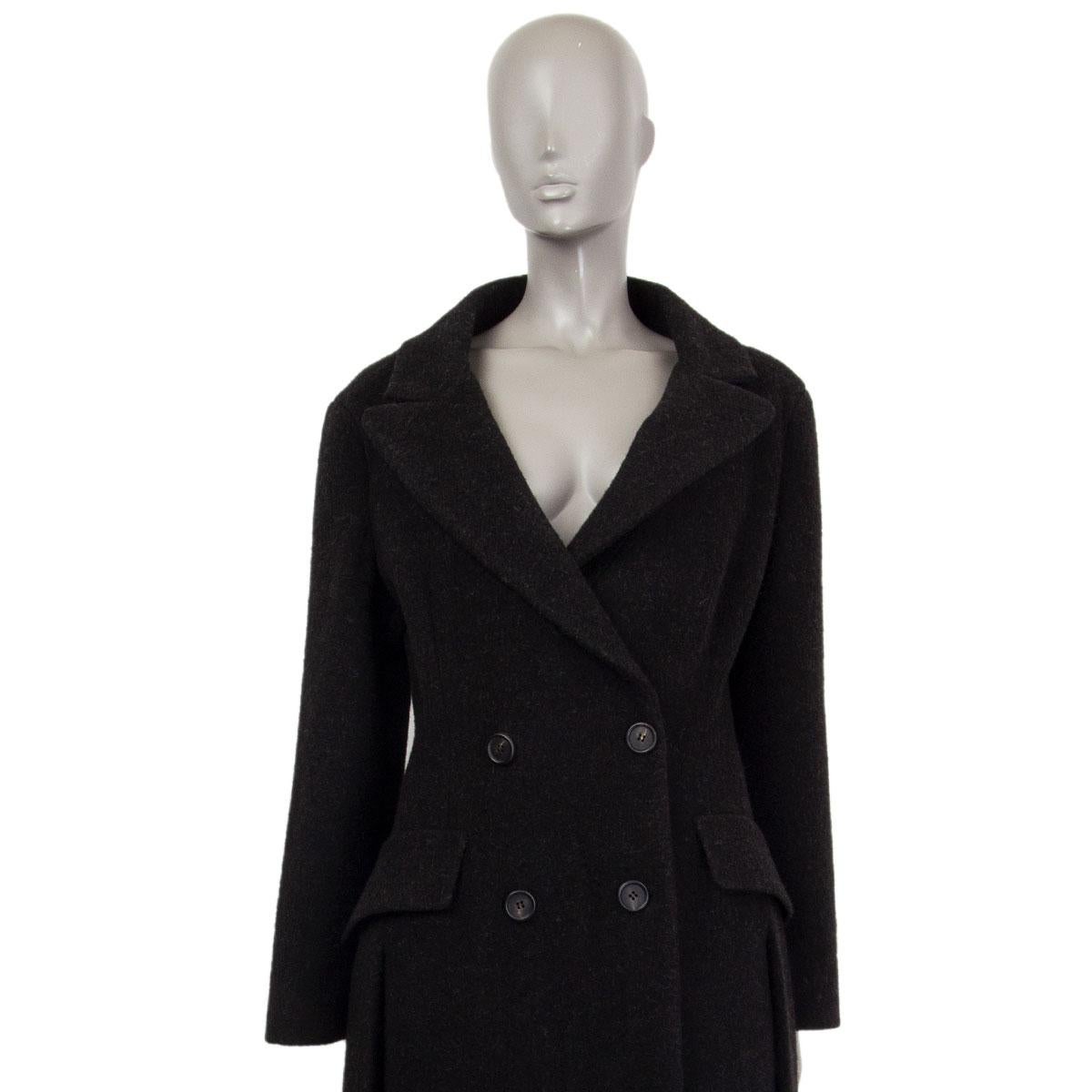 auténtico abrigo Prada de doble botonadura en lana gris oscura (50%), angora (45%) y cashgora (5%) (ten en cuenta que se ha retirado la etiqueta de contenido) con bolsillos con solapa y abertura en los laterales. Se cierra con botones en la parte