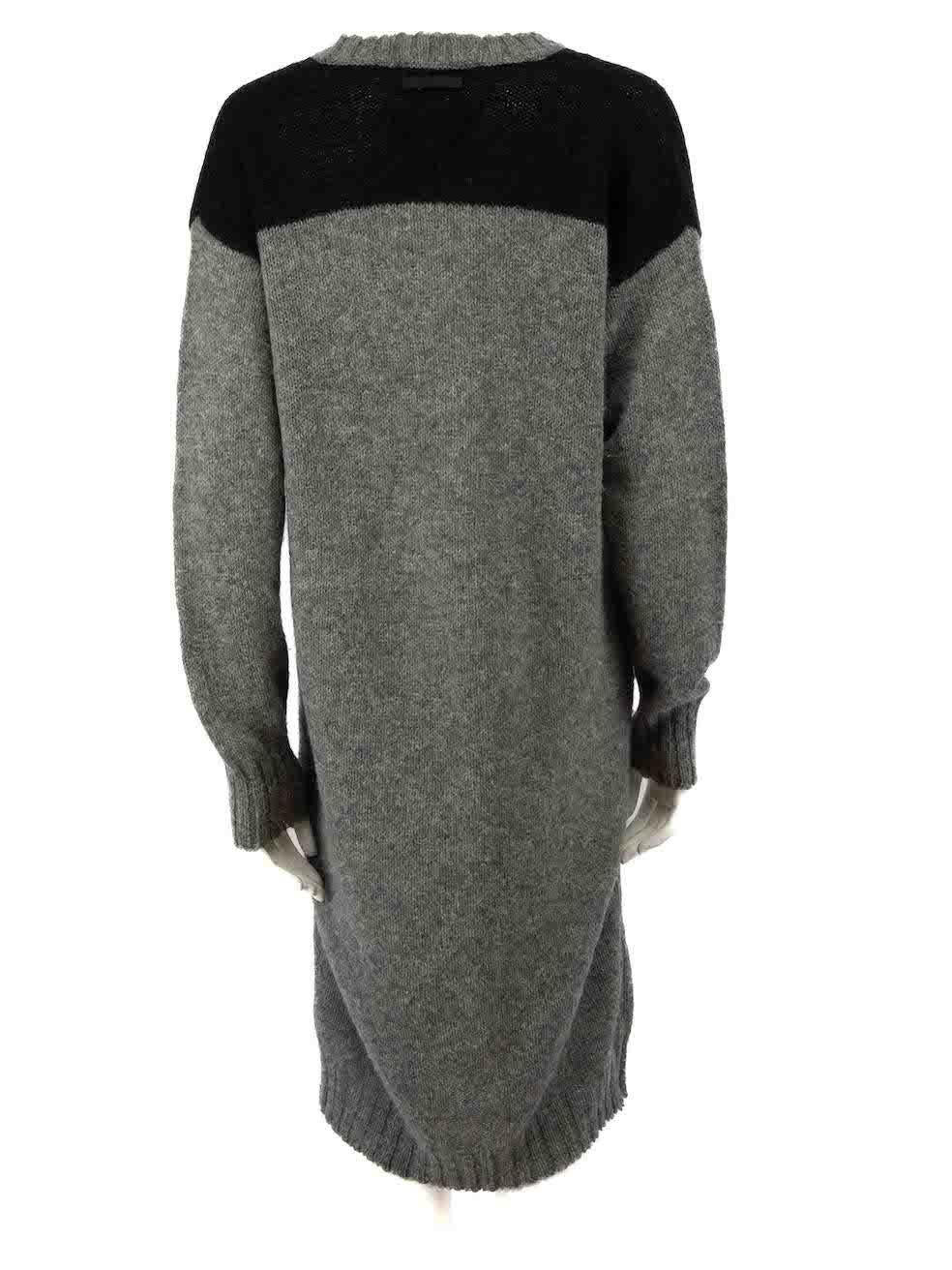 Prada - Robe pull brodée de logos en laine grise, taille XS Bon état - En vente à London, GB