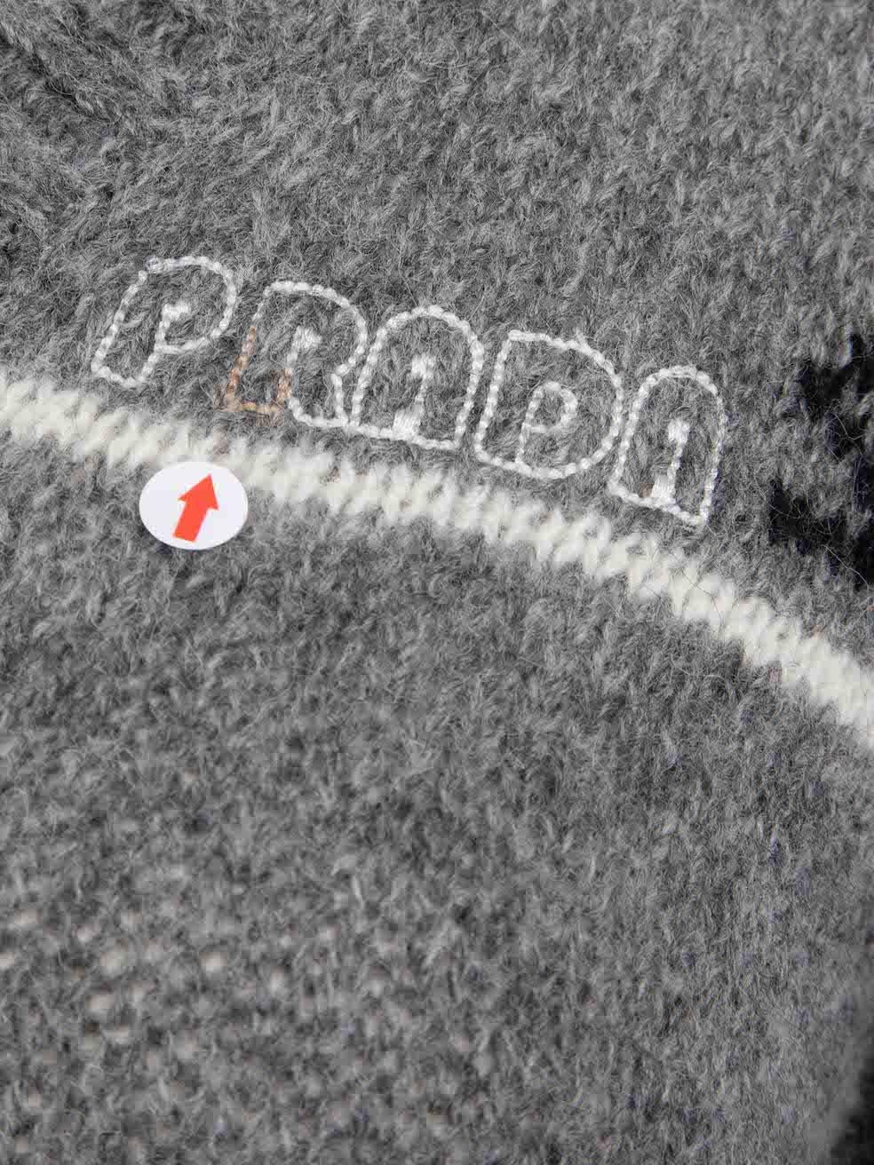Prada - Robe pull brodée de logos en laine grise, taille XS Pour femmes en vente