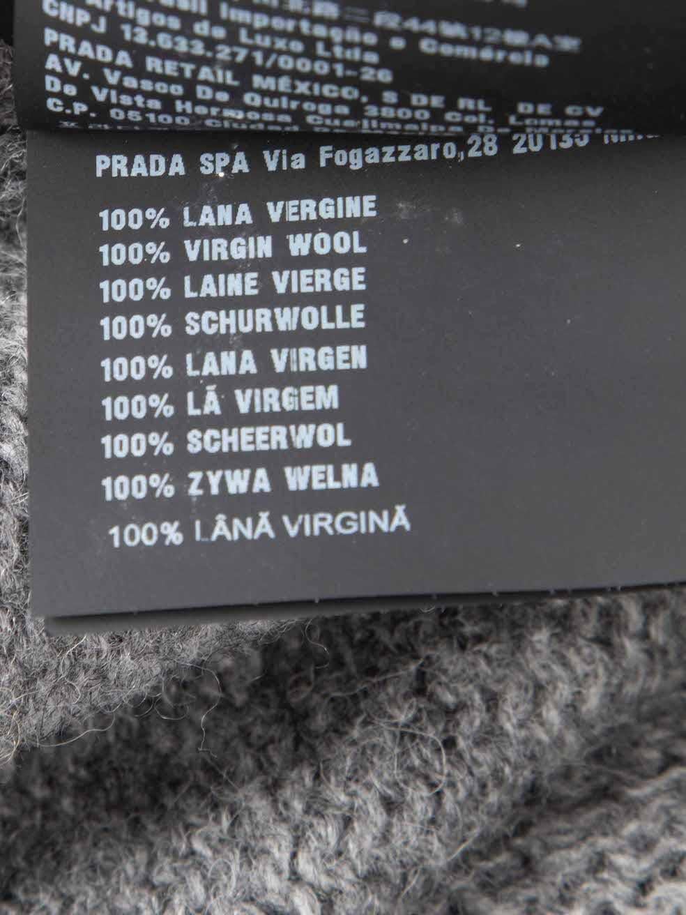 Prada - Robe pull brodée de logos en laine grise, taille XS en vente 1
