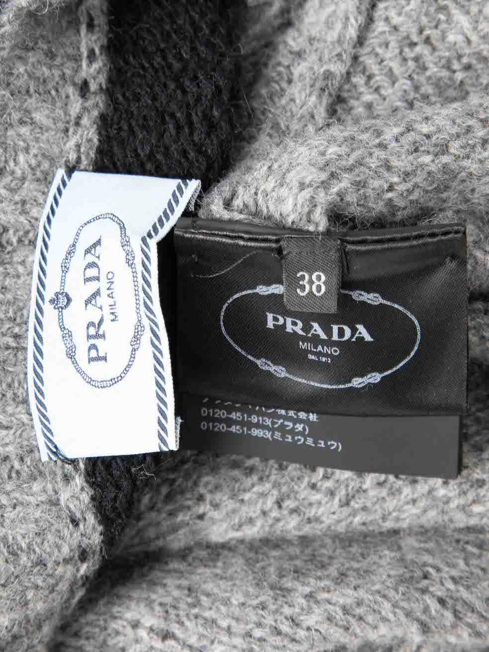 Prada - Robe pull brodée de logos en laine grise, taille XS en vente 2