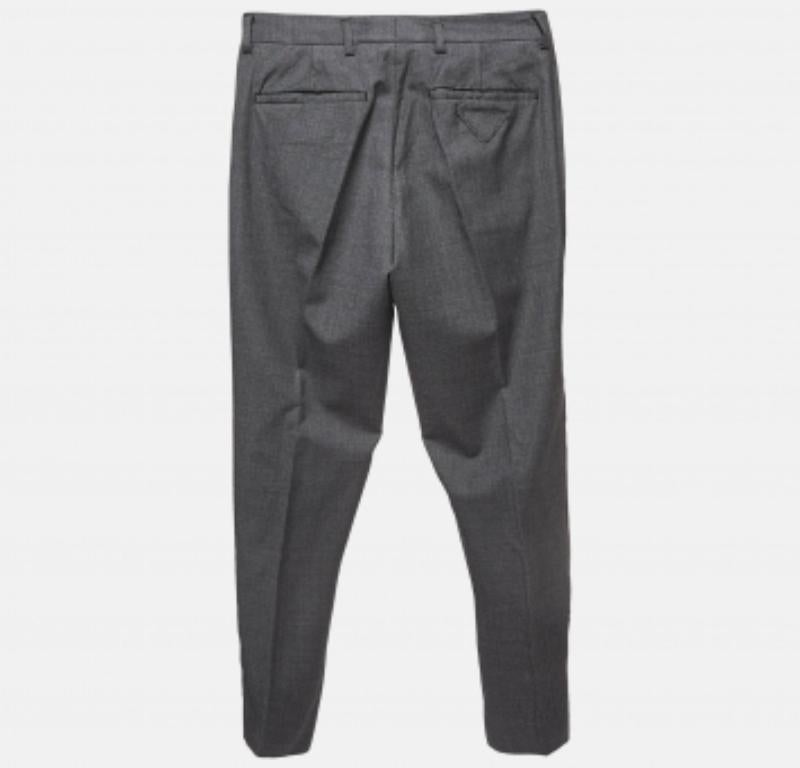Prada - Pantalon ordinaire en laine grise XS Pour hommes en vente