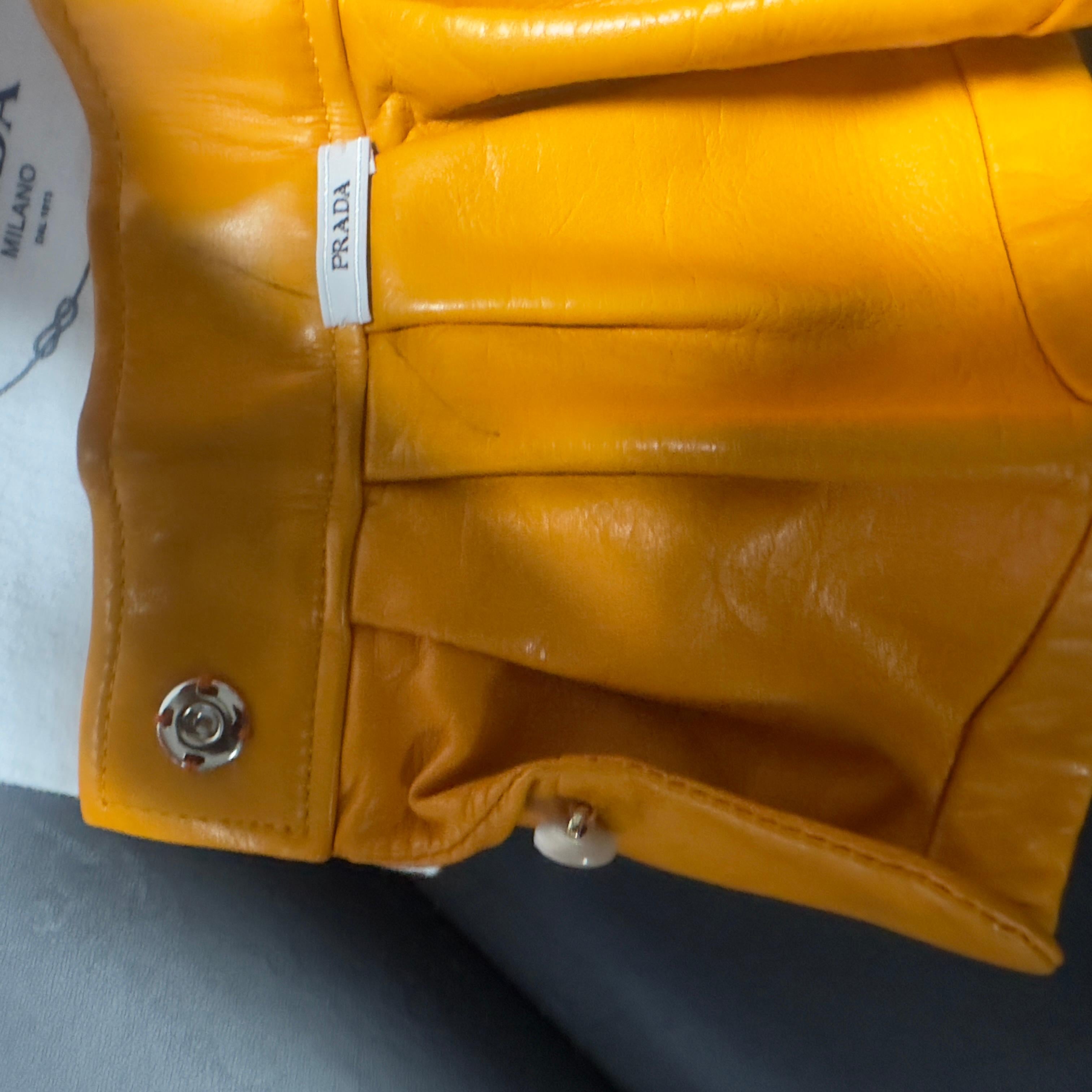 PRADA - Gants Couture en cuir jaune moutarde safran (2010s) en vente 5
