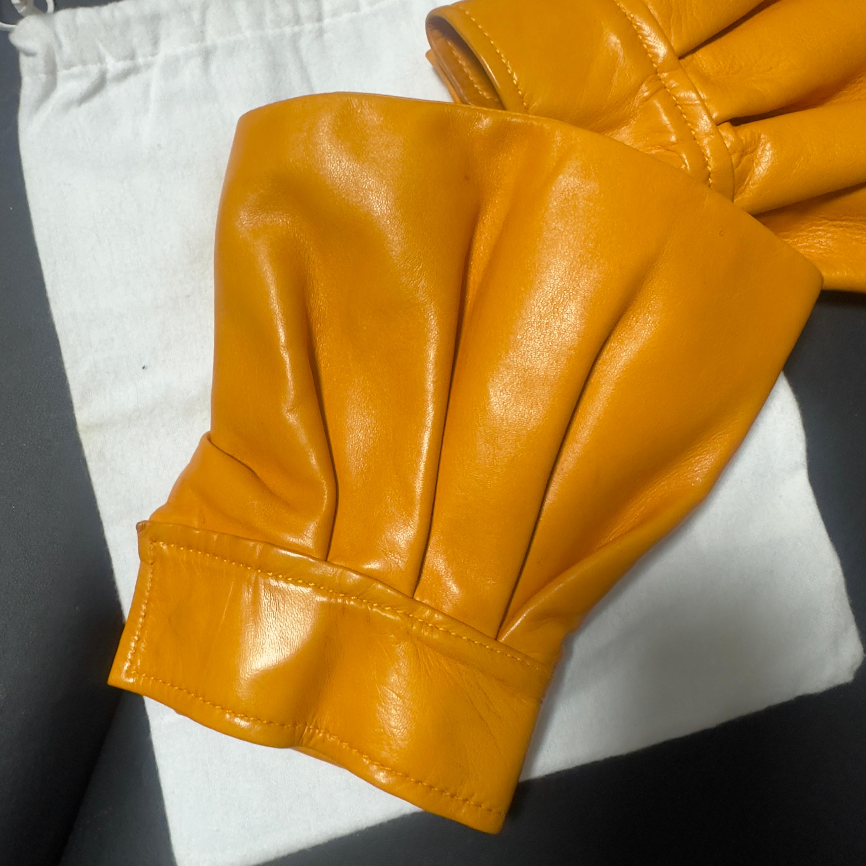 Orange PRADA - Gants Couture en cuir jaune moutarde safran (2010s) en vente