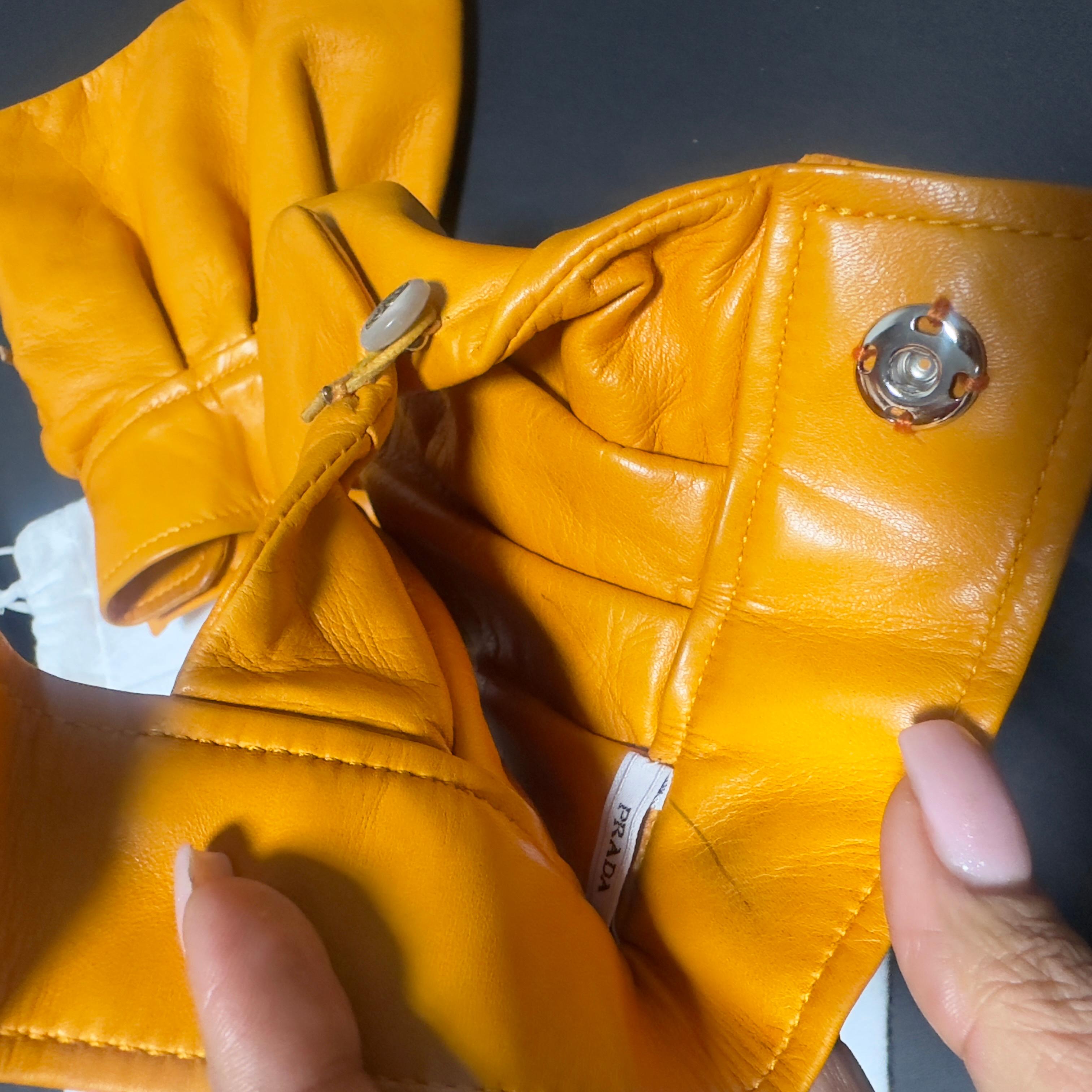 PRADA - Gants Couture en cuir jaune moutarde safran (2010s) Excellent état - En vente à Basaluzzo, IT