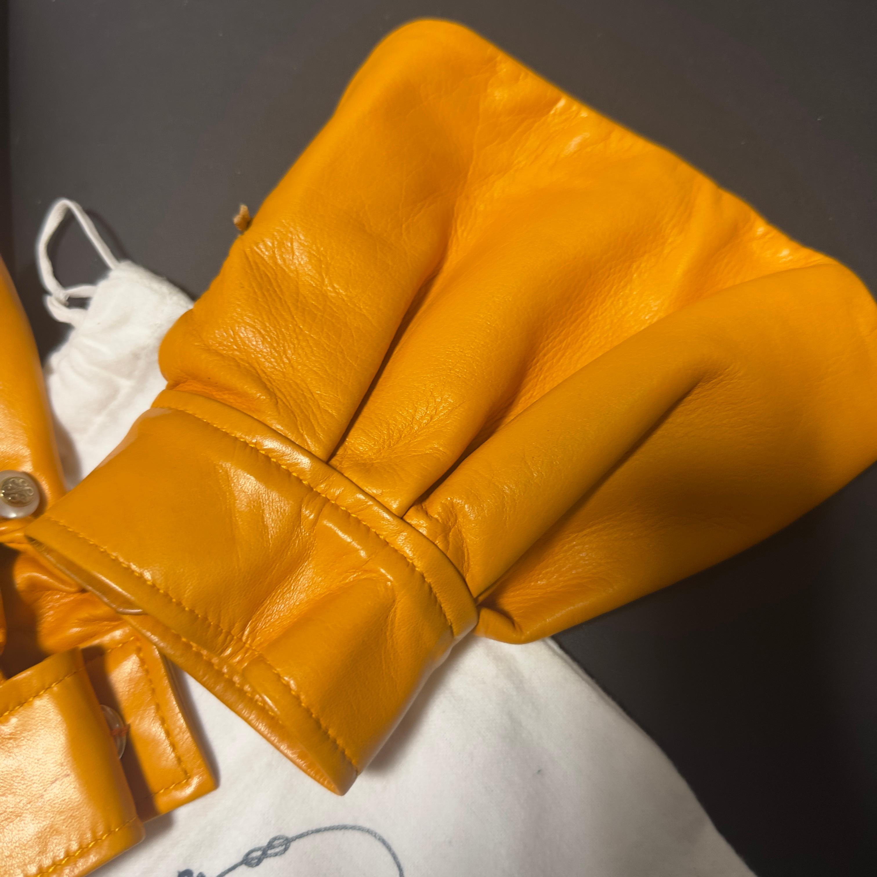 PRADA - Gants Couture en cuir jaune moutarde safran (2010s) Pour femmes en vente