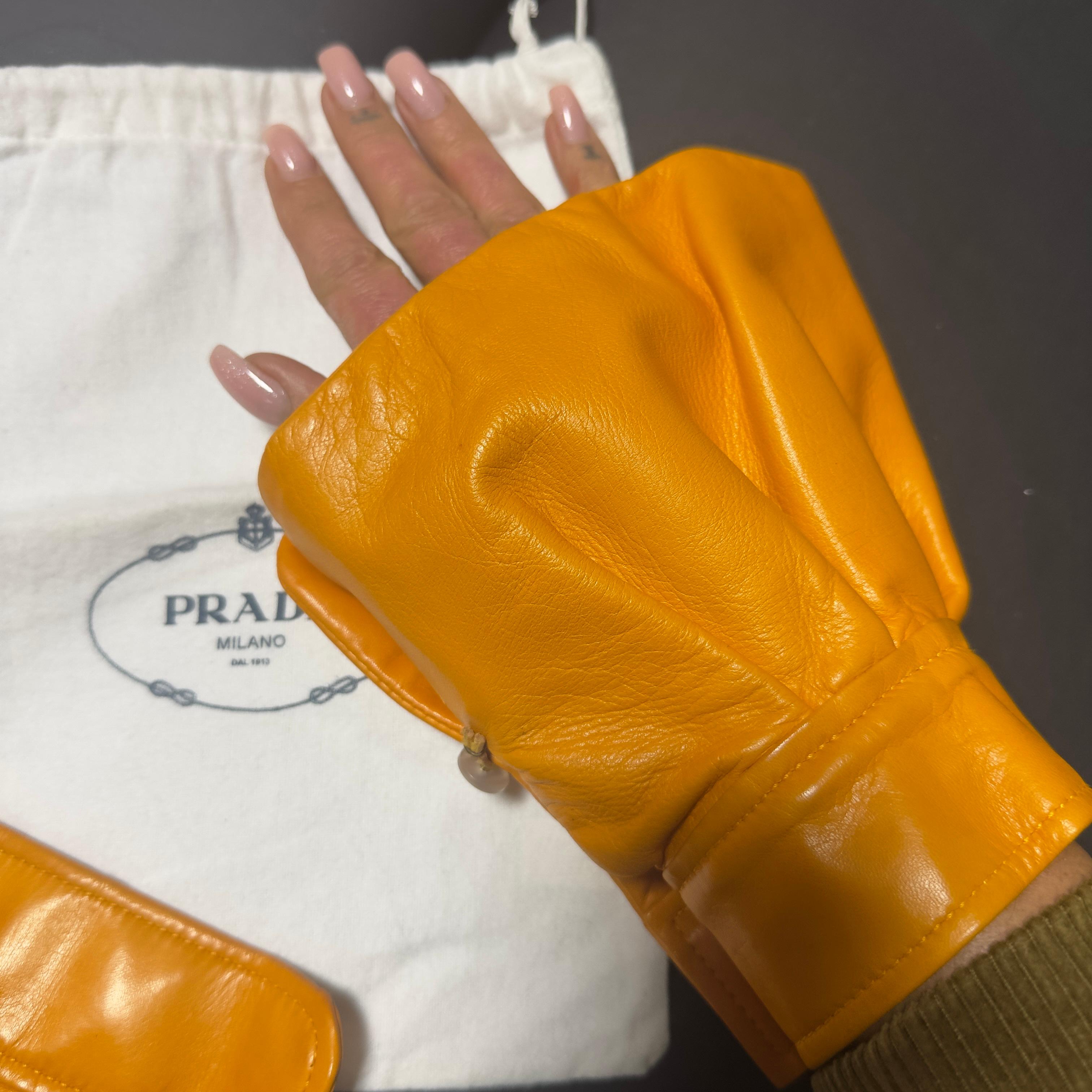 PRADA - Gants Couture en cuir jaune moutarde safran (2010s) en vente 4