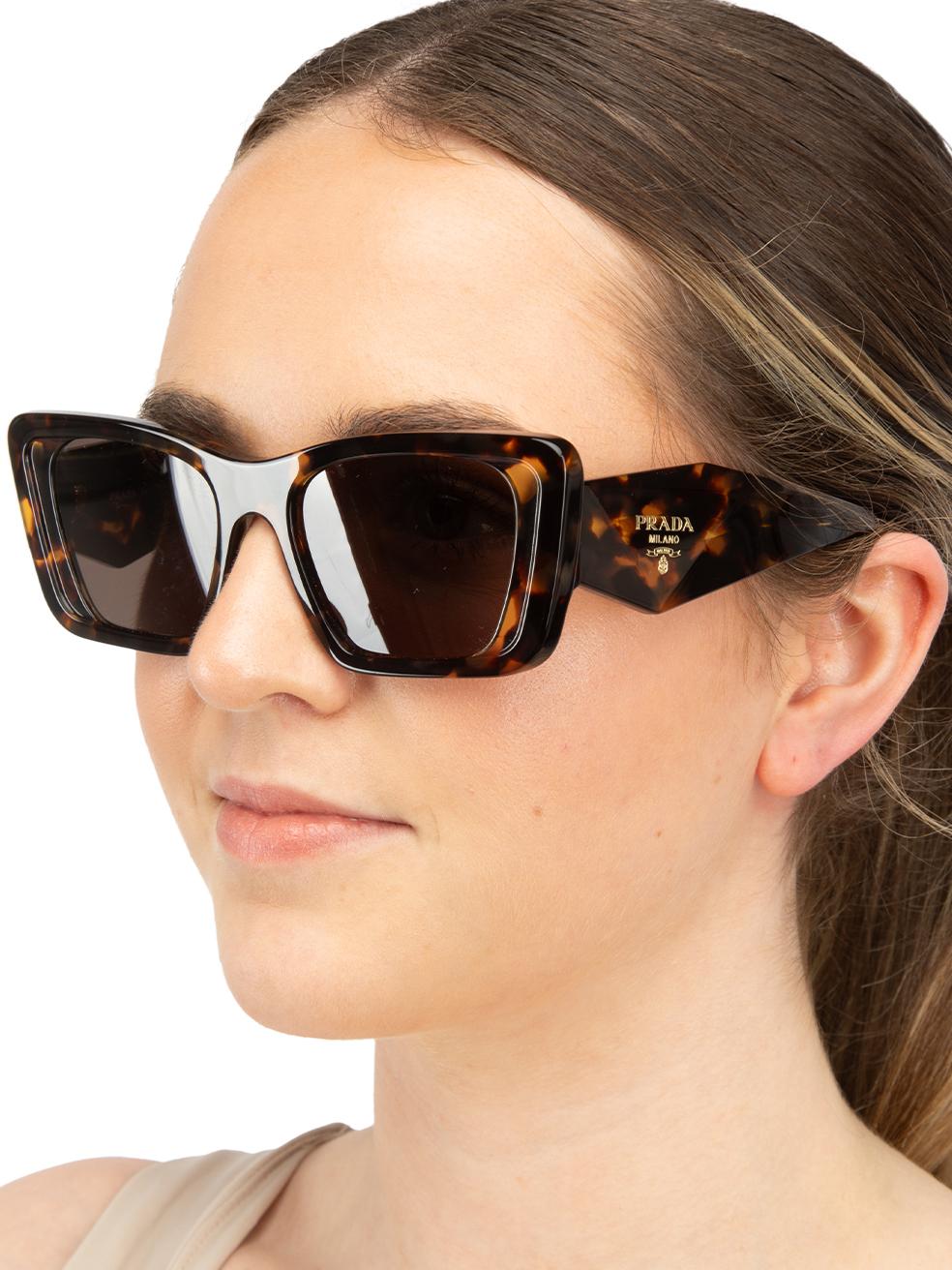 CONDITION is New with tags. No visible wear to sunglasses is evident on this new Prada designer resale item. This item comes with original packaging.
 

 
 Details
 
 
 Model: 0PR 08YS
 
 Havana Honey
 
 Acetate
 
 Butterfly sunglasses
 
 Dark brown