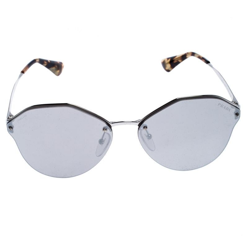 A statement pair that must be added to your fashion arsenal, this pair of sunnies from the house Prada is crafted from Havana brown acetate and silver-tone metal. They flaunt a stylish geometric silhouette along with the logo on the temples and