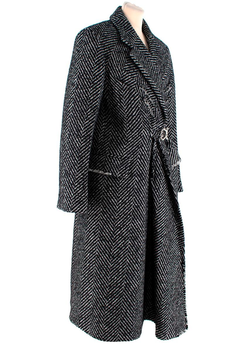 Prada Fischgrätenmuster Tweed Langer Mantel mit Cinch-Taille
 

 - Lang geschnittene Silhouette mit vollem Rock und Taillengürtel mit dekorativem silberfarbenem Metallkarabinerverschluss
 - Zweireiher, Revers mit Kerbe
 -Klappentaschen 
