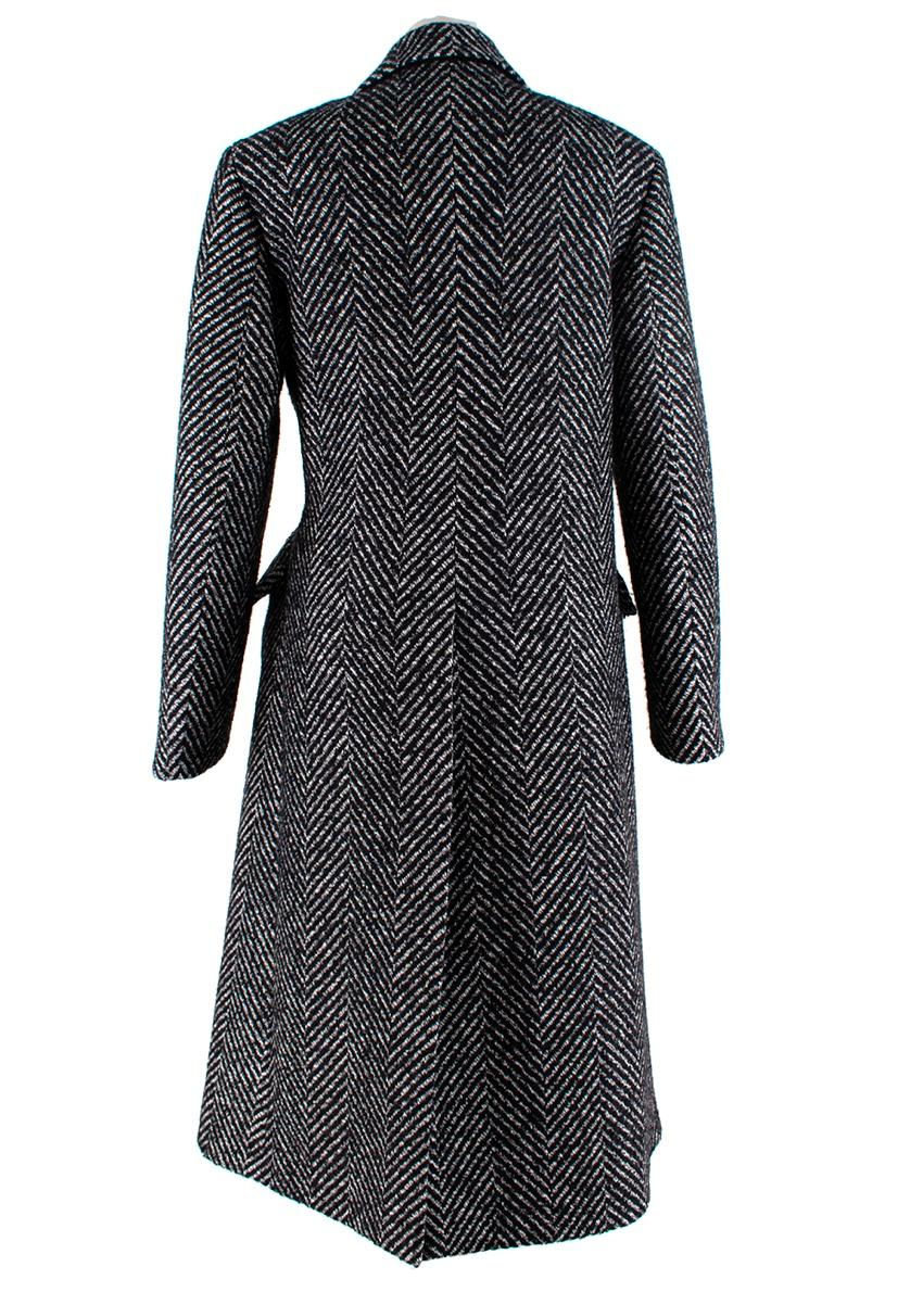 Prada Fischgrätenmuster Tweed Langer Mantel mit Cinch-Taille (Schwarz) im Angebot