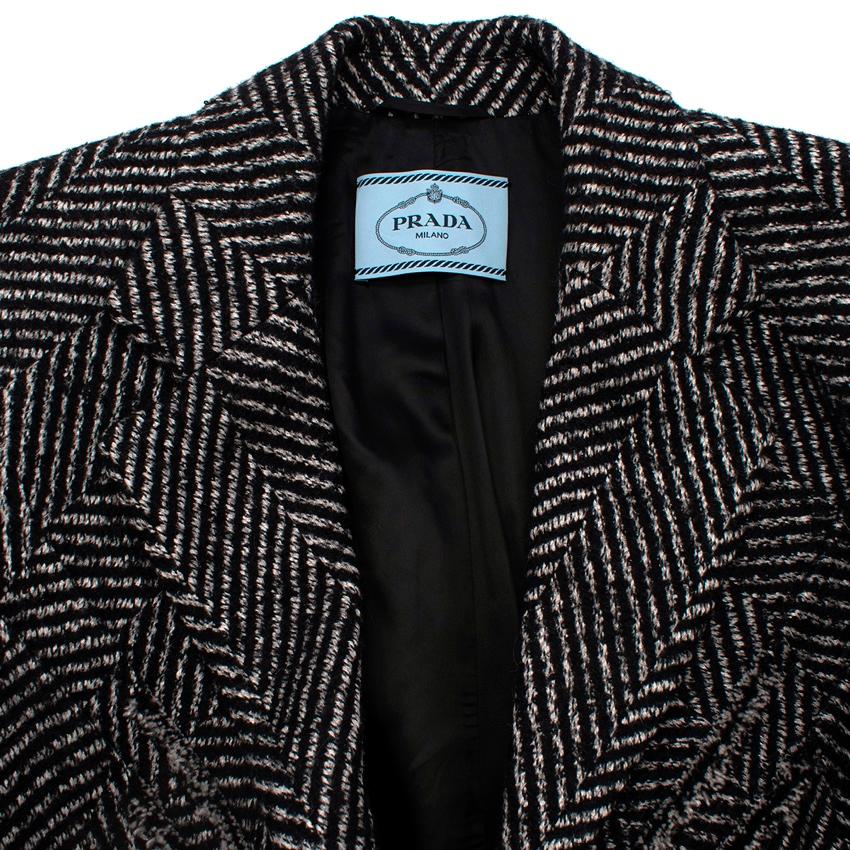 Prada Fischgrätenmuster Tweed Langer Mantel mit Cinch-Taille im Zustand „Hervorragend“ im Angebot in London, GB