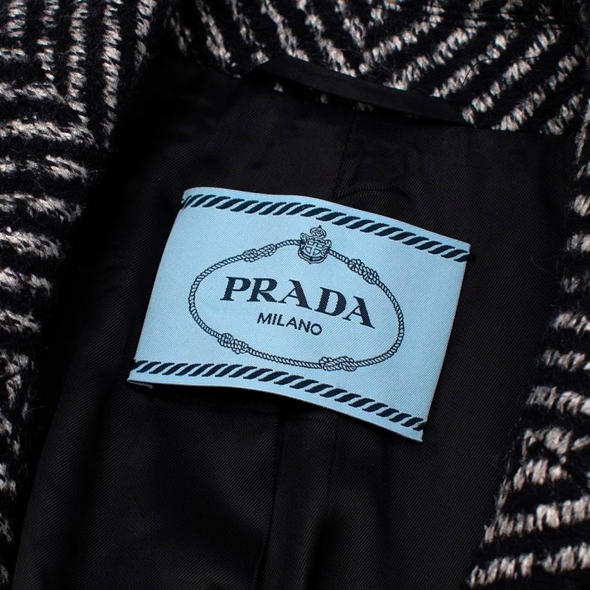 Prada Fischgrätenmuster Tweed Langer Mantel mit Cinch-Taille Damen im Angebot