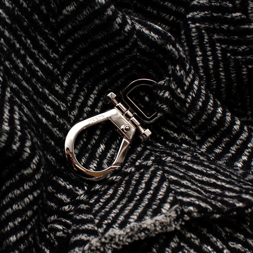Prada Fischgrätenmuster Tweed Langer Mantel mit Cinch-Taille im Angebot 1
