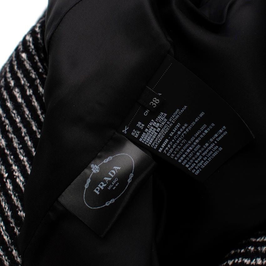 Prada Fischgrätenmuster Tweed Langer Mantel mit Cinch-Taille im Angebot 4