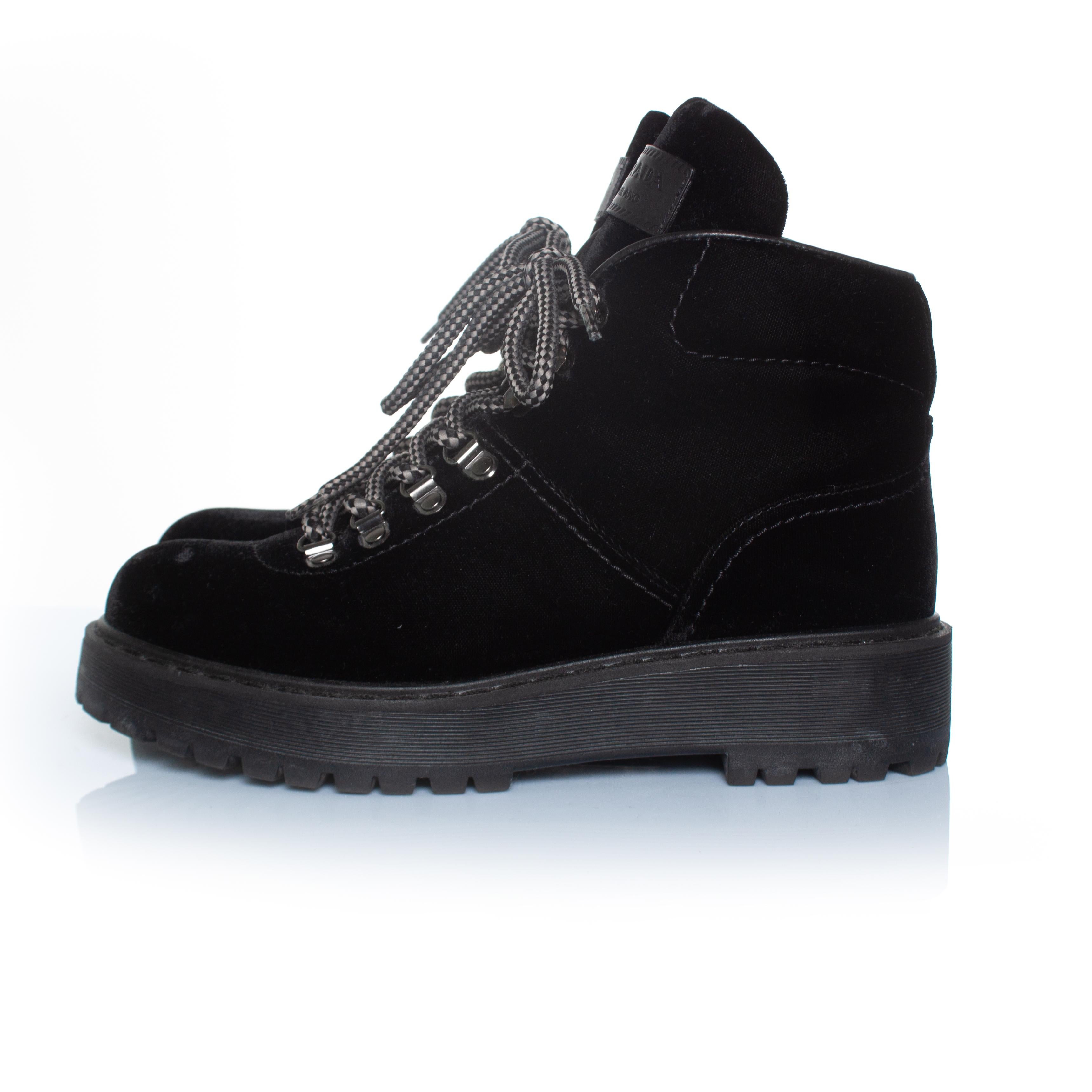 Prada, Hicking boots in black velvet. The item is in very good condition. 

CONDITION: very good condition 

SIZE: 39

INSOLE MEASUREMENTS: 25 cm

HEEL MEASUREMENTS: 4 cm PLATFORM: 3 cm

SHAFT HEIGHT: 10 cm WIDTH TOP: 10 cm

MATERIAL: velvet, rubber