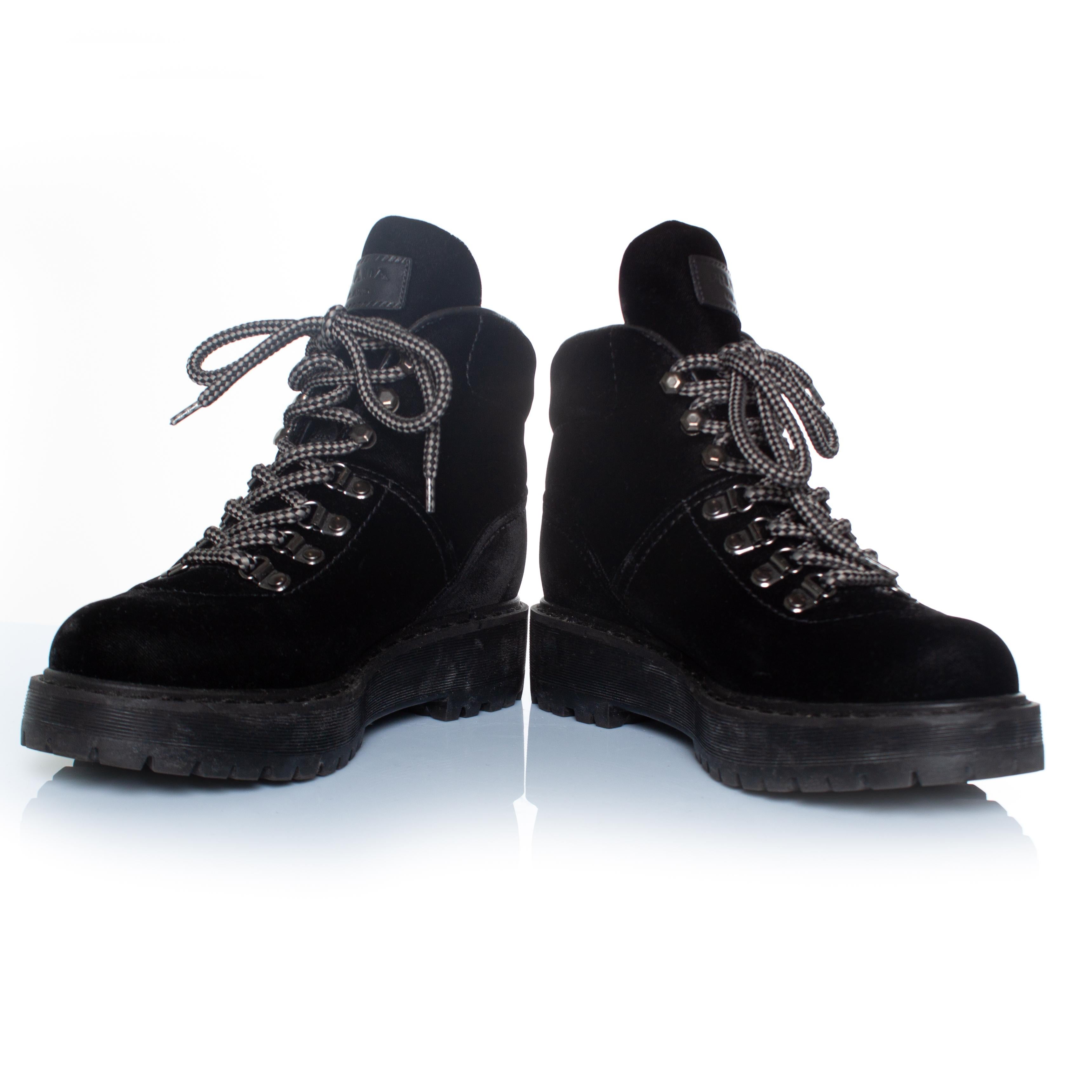 Prada, Hicking boots in black velvet In Excellent Condition In AMSTERDAM, NL