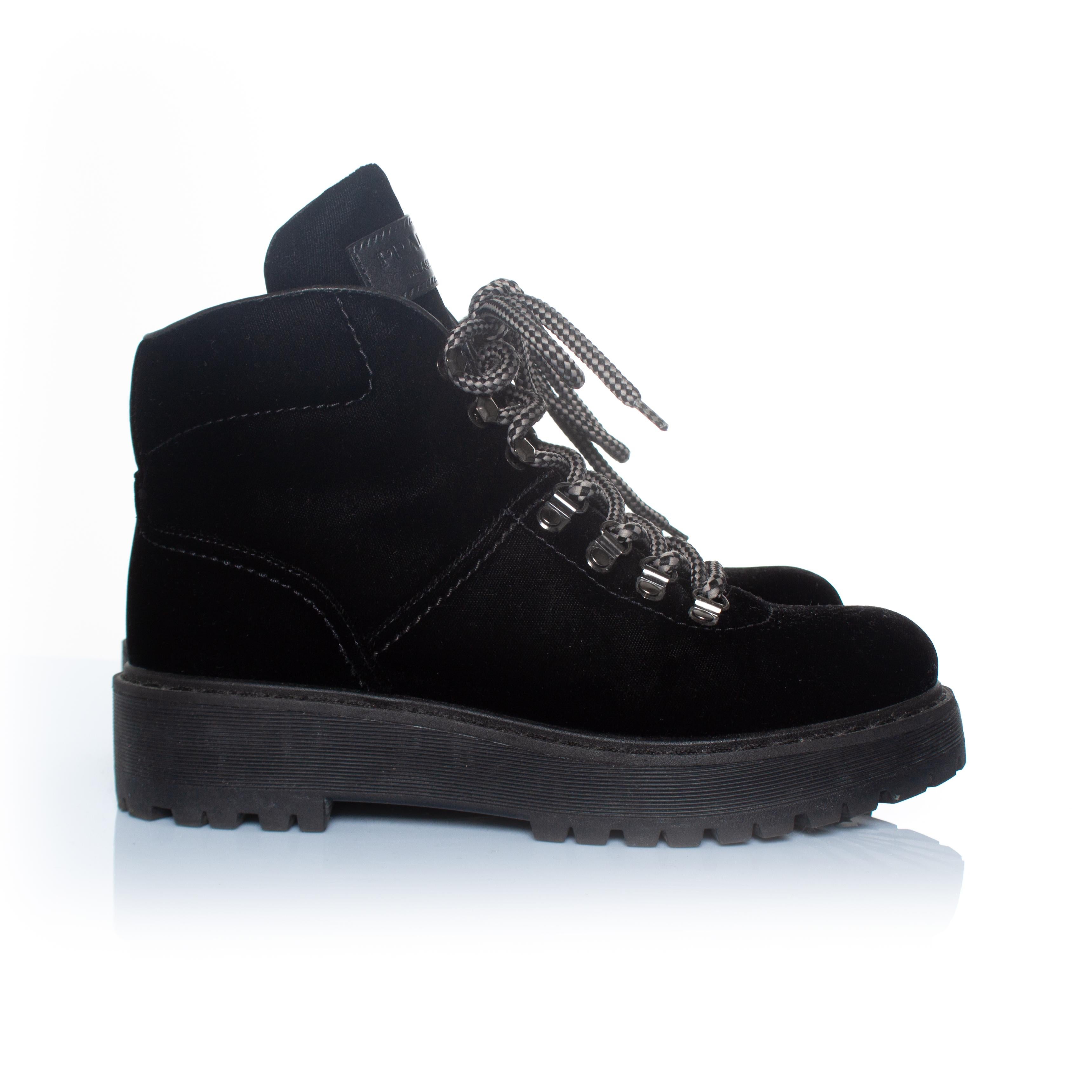 Prada, Hicking boots in black velvet 1