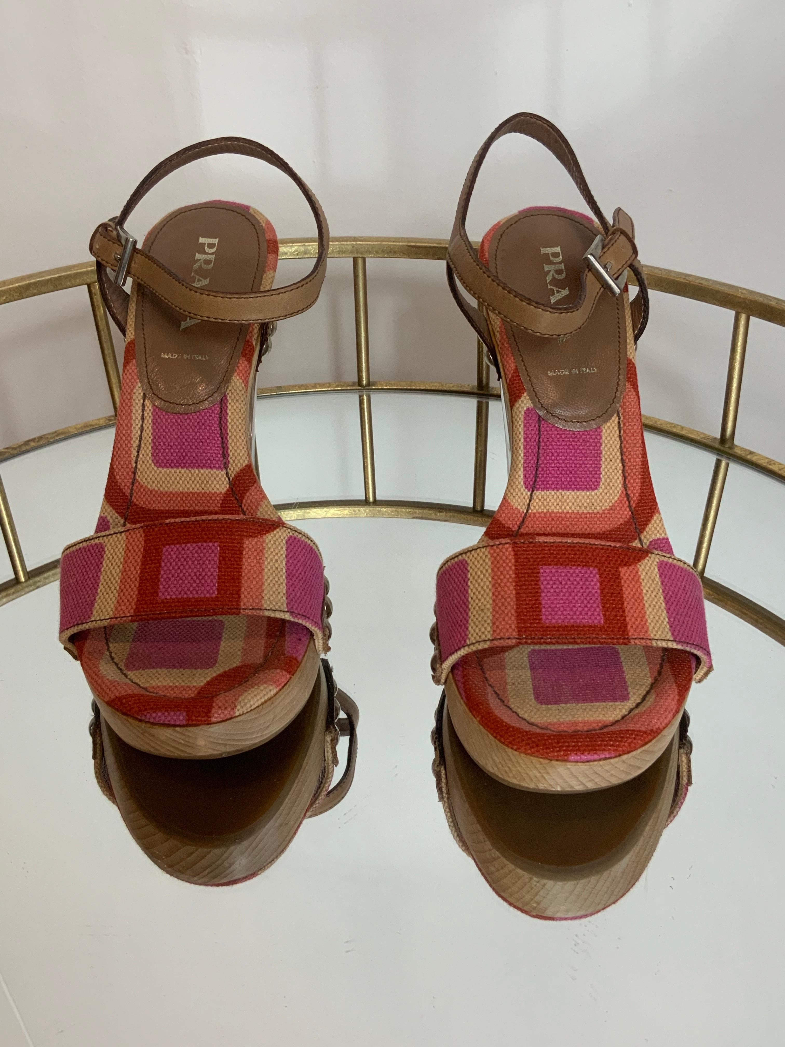 Sandalo con tacco alto di Prada.
Modello anni '60.
Taglia 36 e mezzo.
Suola interna 23 cm
Tacco 9,5 cm
Ottime condizioni generali, presenta segni di normale utilizzo.