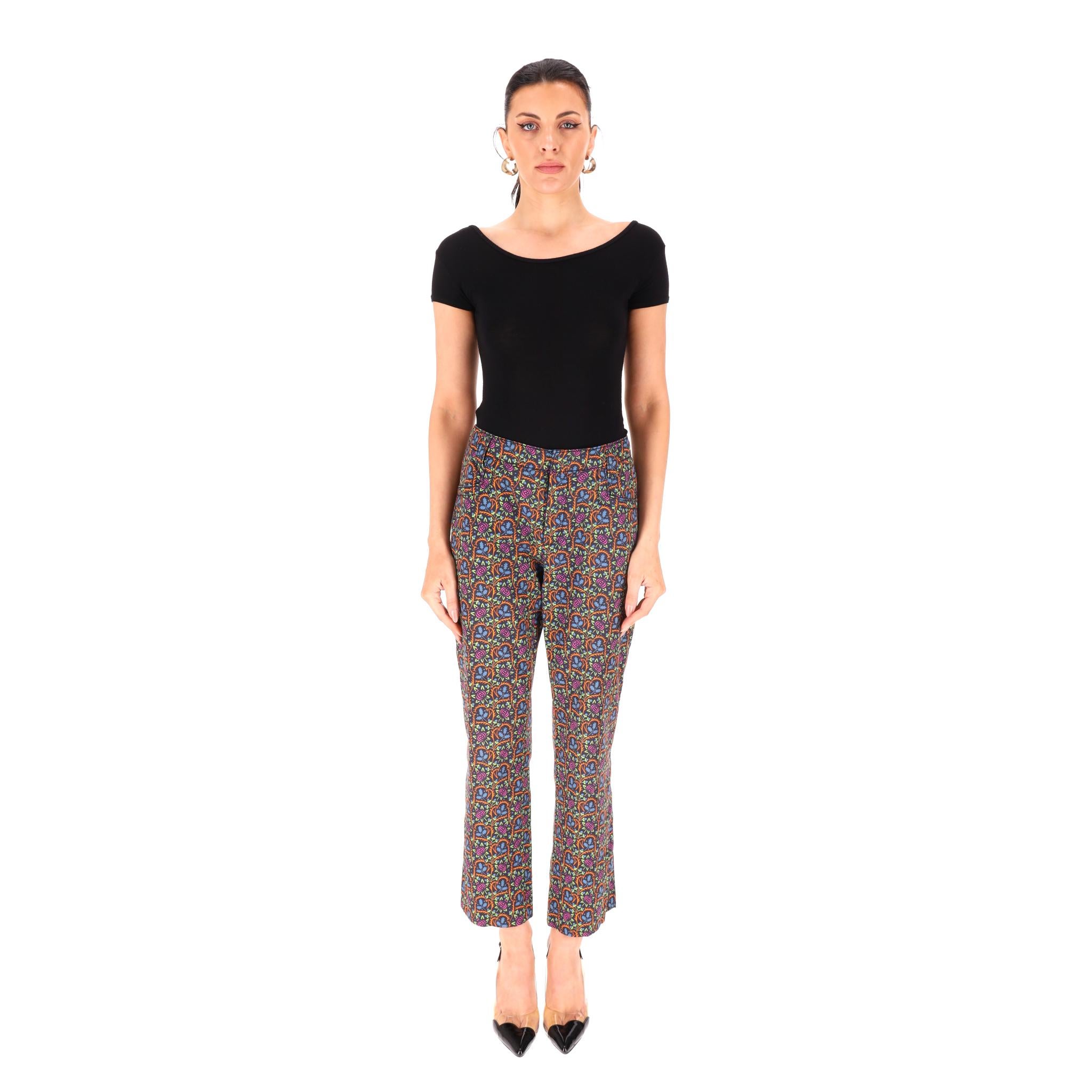 Pièce rare - Prada × Holliday & Brown London Re-Edition Pantalon droit en coton imprimé

Pantalon noir d'archive rare issu d'une collaboration limitée, conçu avec un imprimé abstrait multicolore all-over.

Il est doté d'une jambe droite, d'une