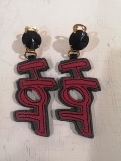Orecchini a clip di Prada "Hot" in pelle nera fucsia e Swarovski