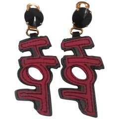 Orecchini a clip di Prada "Hot" in pelle nera fucsia e Swarovski