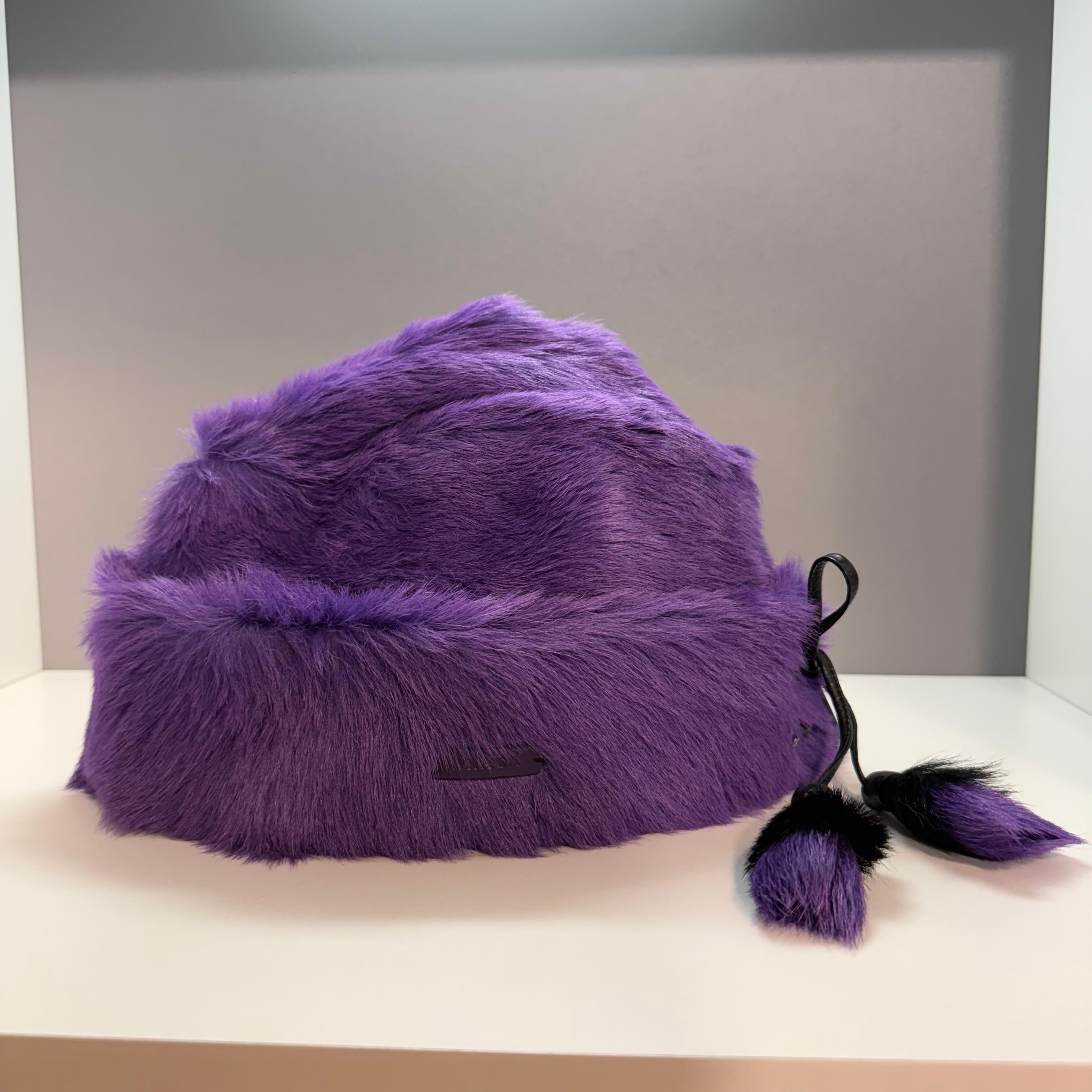 Beautiful and brand new hat by Prada
Real calf hair
Hyacinth color
Black leather
With pigtails
Size S
Worldwide express shipping included in the price !
Your question or messages of interest are more than welcome