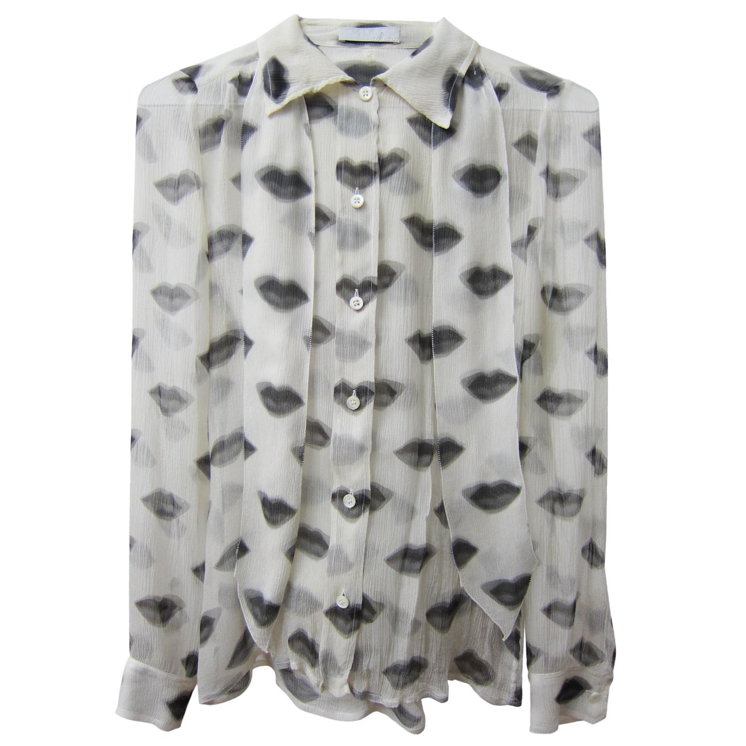 Prada blouse featuring the iconic lip print which was highly documented from ss 2000 collection. 100% Silk.
Made in Italy.
Size : IT 44
Shoulder : 34cm
Length : 61 cm
Sleeve : 60 cm
Under arm : 46 cm