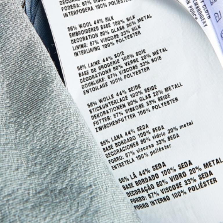 Le silhouette minimali e pulite con dettagli sufficientemente belli sono una firma di Prada e questo abito mette in risalto le linee precise e la vestibilità. Si tratta di un disegno meraviglioso, ottenuto cucendo seta e lana in una forma ipnotica.